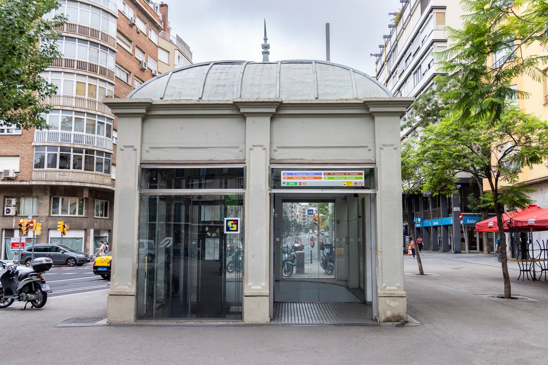 Una fotografia de l'edicle de l'estació d'FGC de Sant Gervasi actualment / FGC