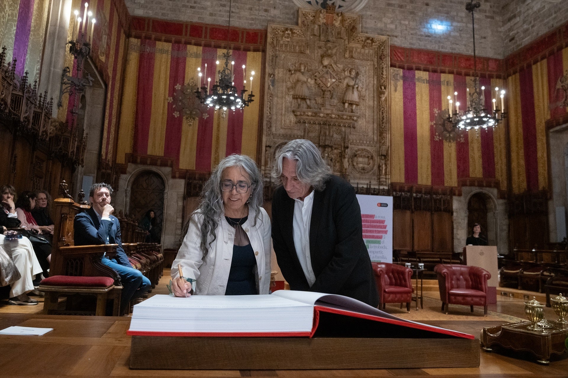 La mexicana Cristina Rivera, pregonera de l'any passat, amb el regidor de Cultura, Xavier Marcé | David Zorrakino / Europa Press