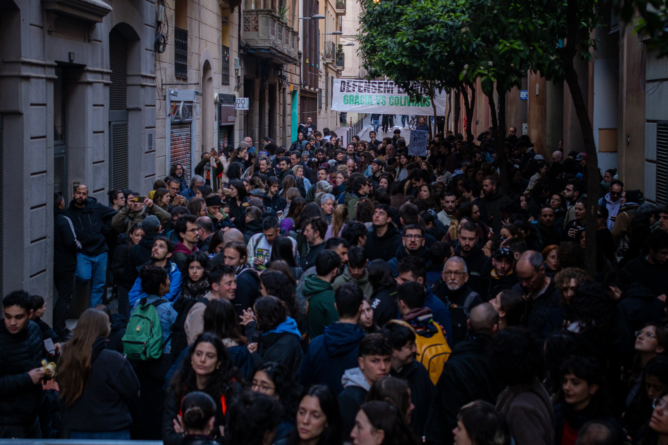 La mobilització a les portes del bloc Sant Agustí de Gràcia convertit en coliving ha estat constant des d'aquest dimarts al vespre / Lorena Sopena (Europa Press)