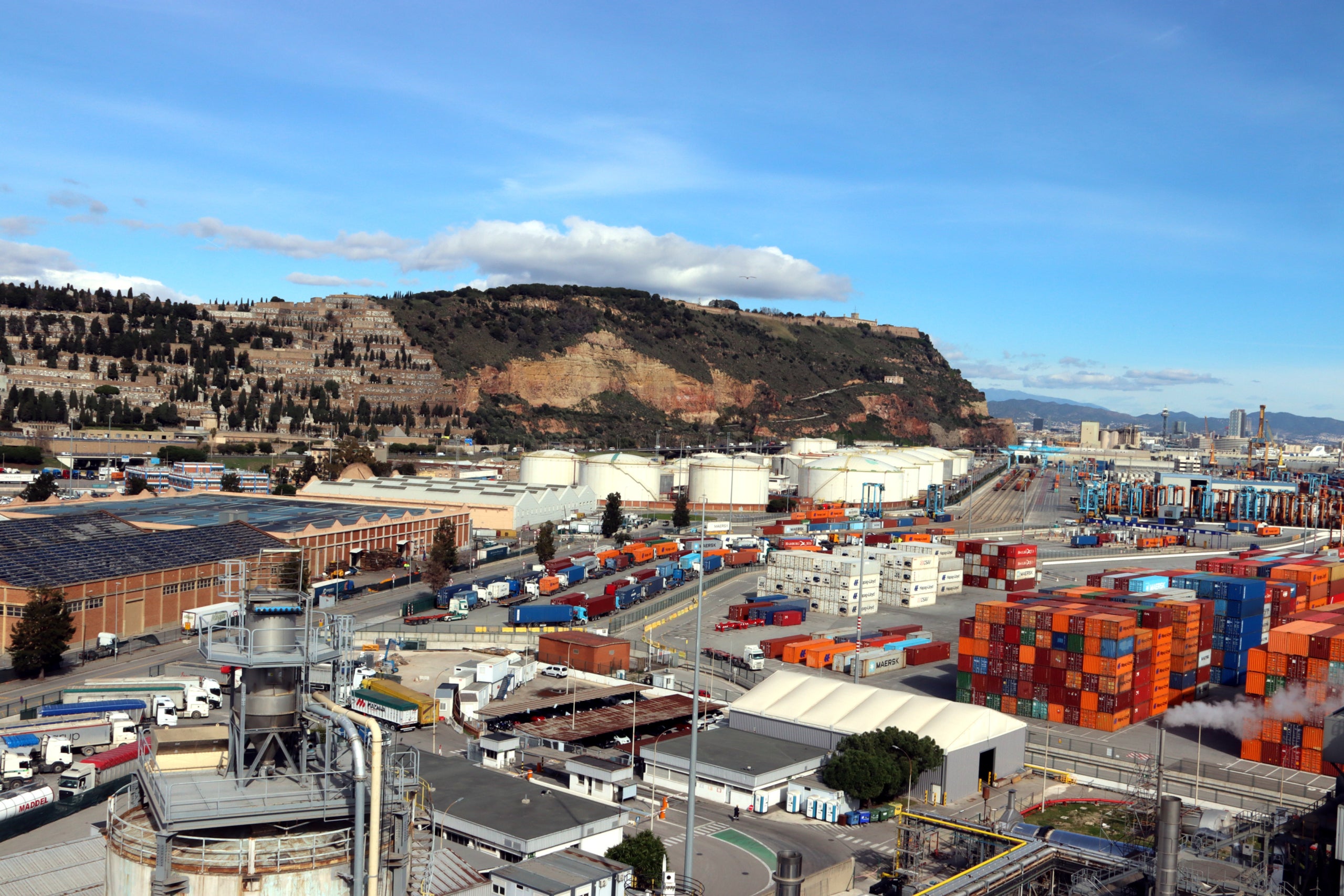 La Zona Franca del Port de Barcelona amb desenes de contenidors i naus | Gerard Escaich Folch (ACN)