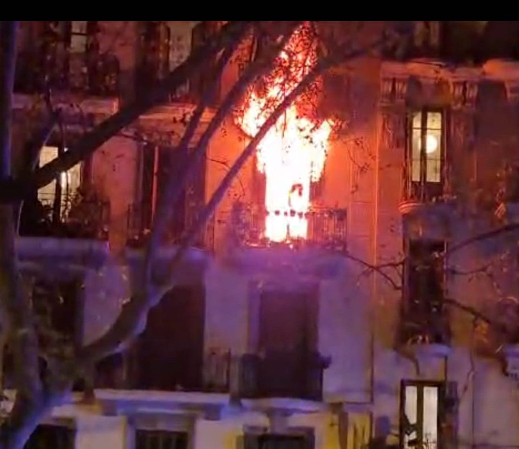 Flames en el pis incendiat al passeig de Sant Joan / Cedida