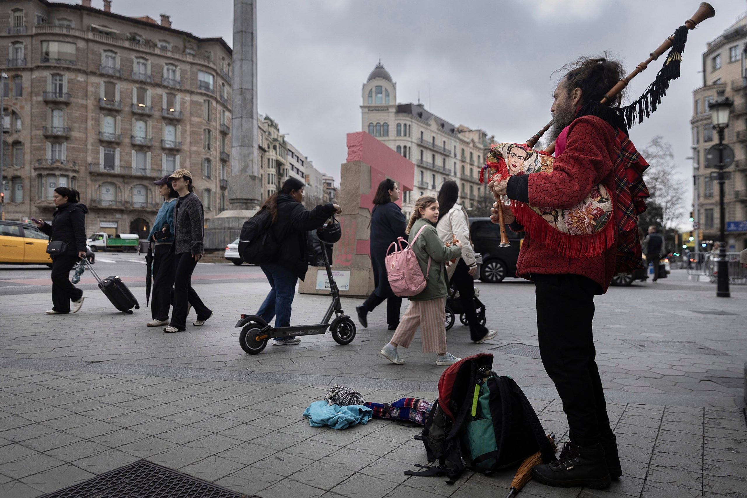Tàdgh, músic. Toca la gaita als carrers de Barcelona.
06.03.2026, Barcelona
foto: Jordi Play