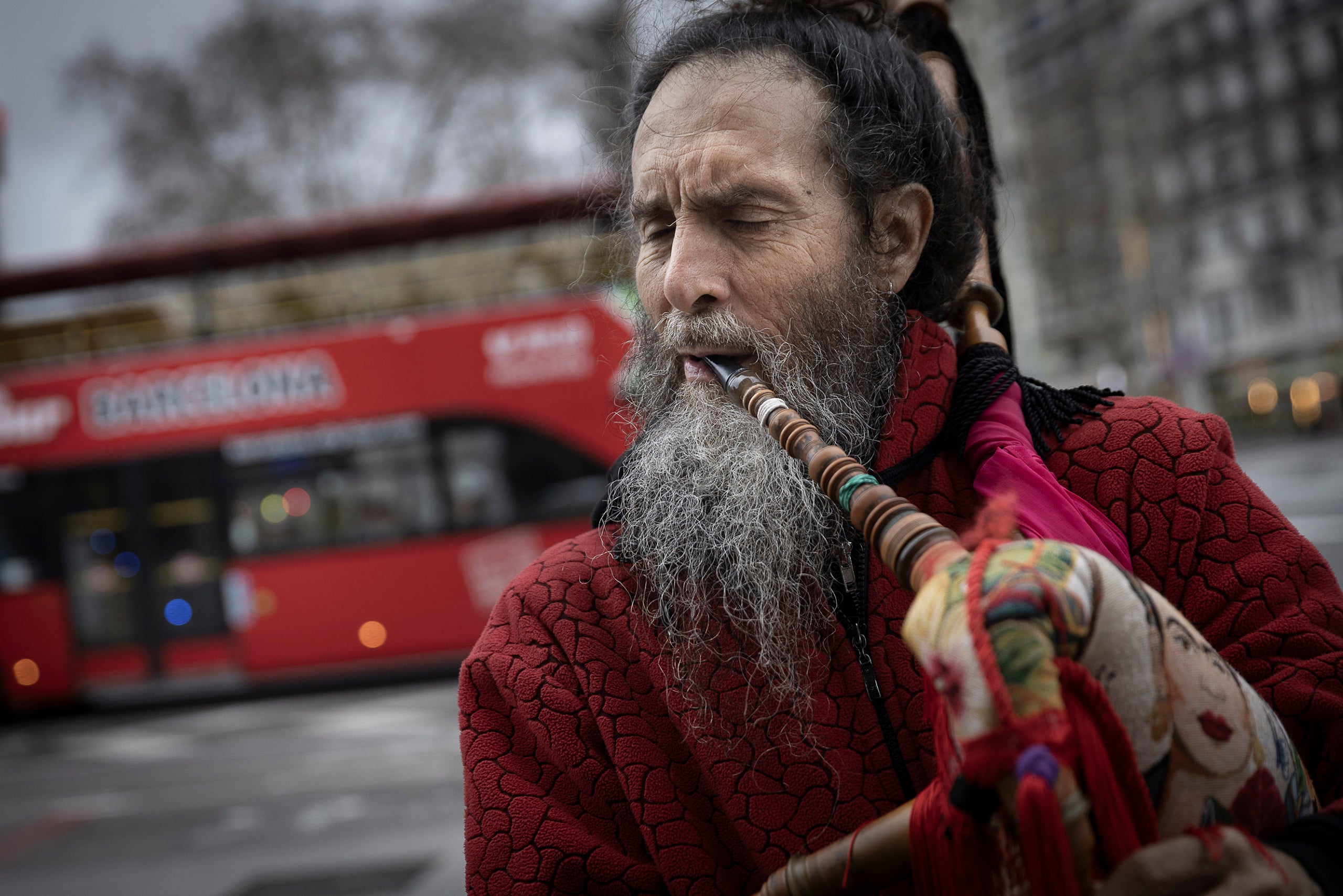 Tàdgh, músic i únic gaiter de carrer de Barcelona. Toca el seu instrument als carrers de la ciutat / Jordi Play