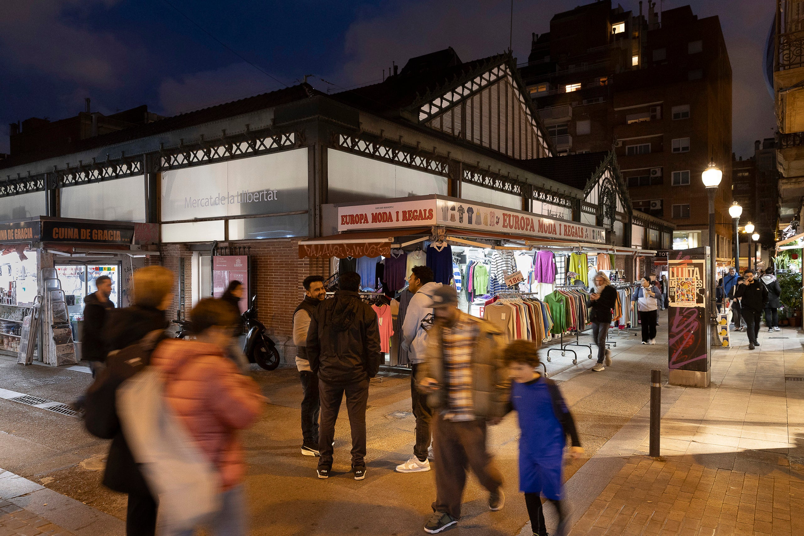 Vianants, al voltant del mercat de la Llibertat, a la Vila de Gràcia / Jordi Play
