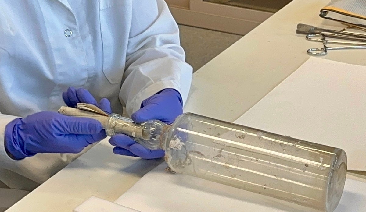 El moment en què es va treure la carta de l'interior de l'ampolla trobada al Gran Hotel Barcino del Gòtic / Ajuntament de Barcelona