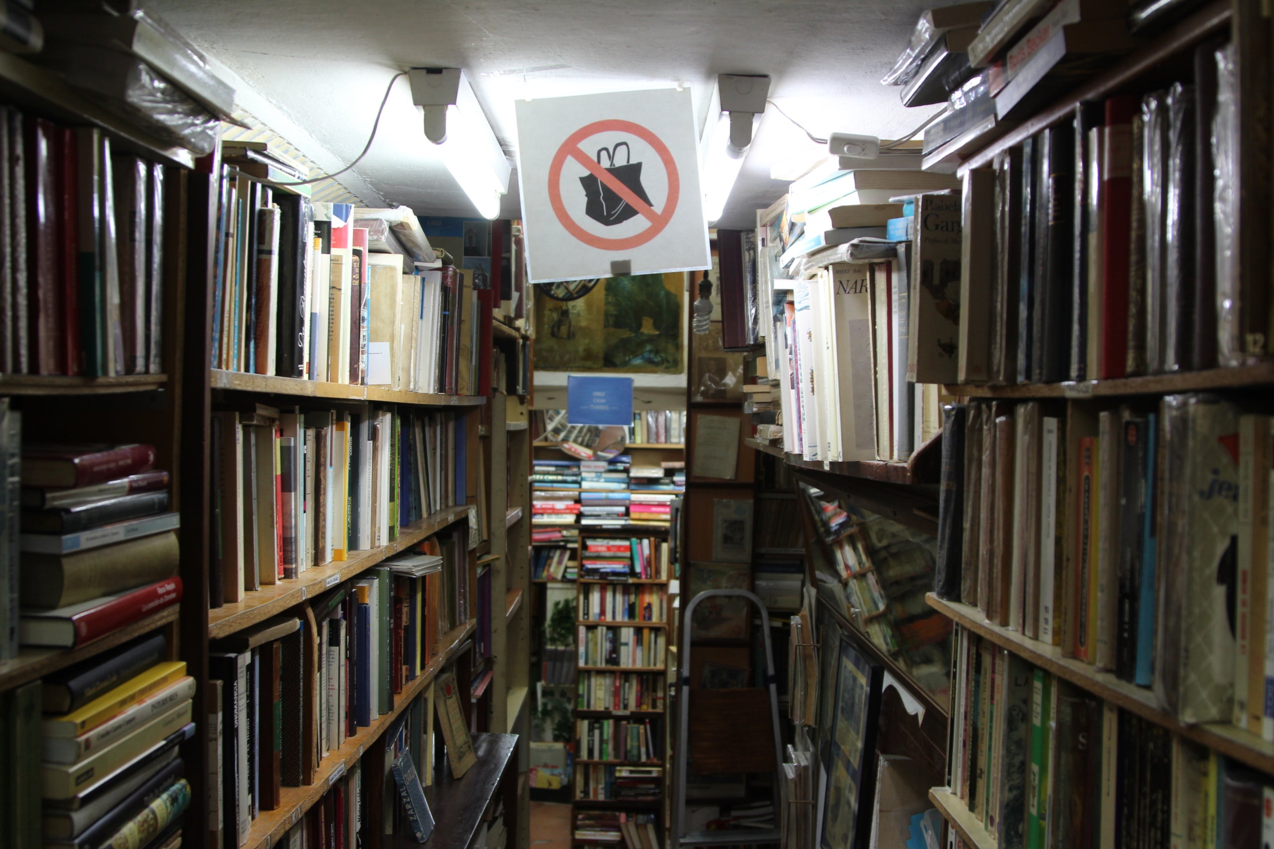 La Llibreria del Palau fa gairebé quatre dècades que resisteix davant del Palau de la Música / A.R.