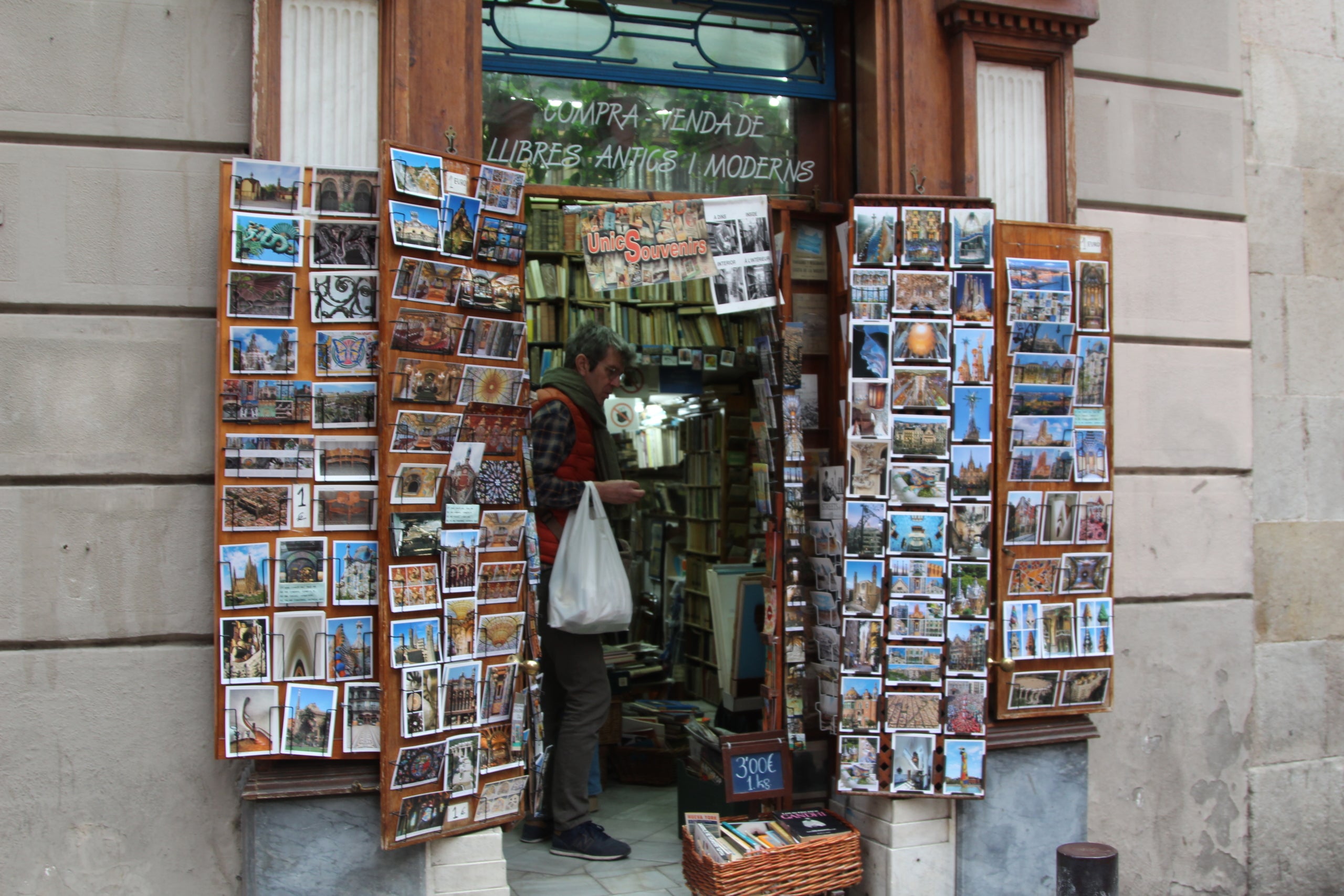 La Llibreria del Palau fa gairebé quatre dècades que resisteix davant del Palau de la Música / A.R.