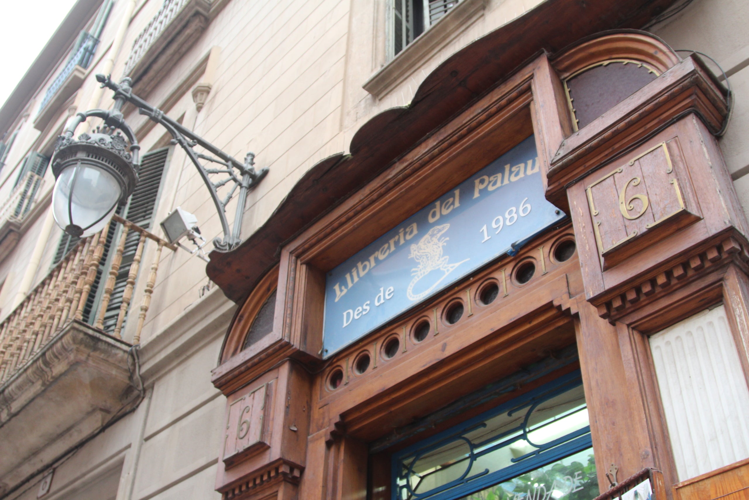 La Llibreria del Palau fa gairebé quatre dècades que resisteix davant del Palau de la Música / A.R.