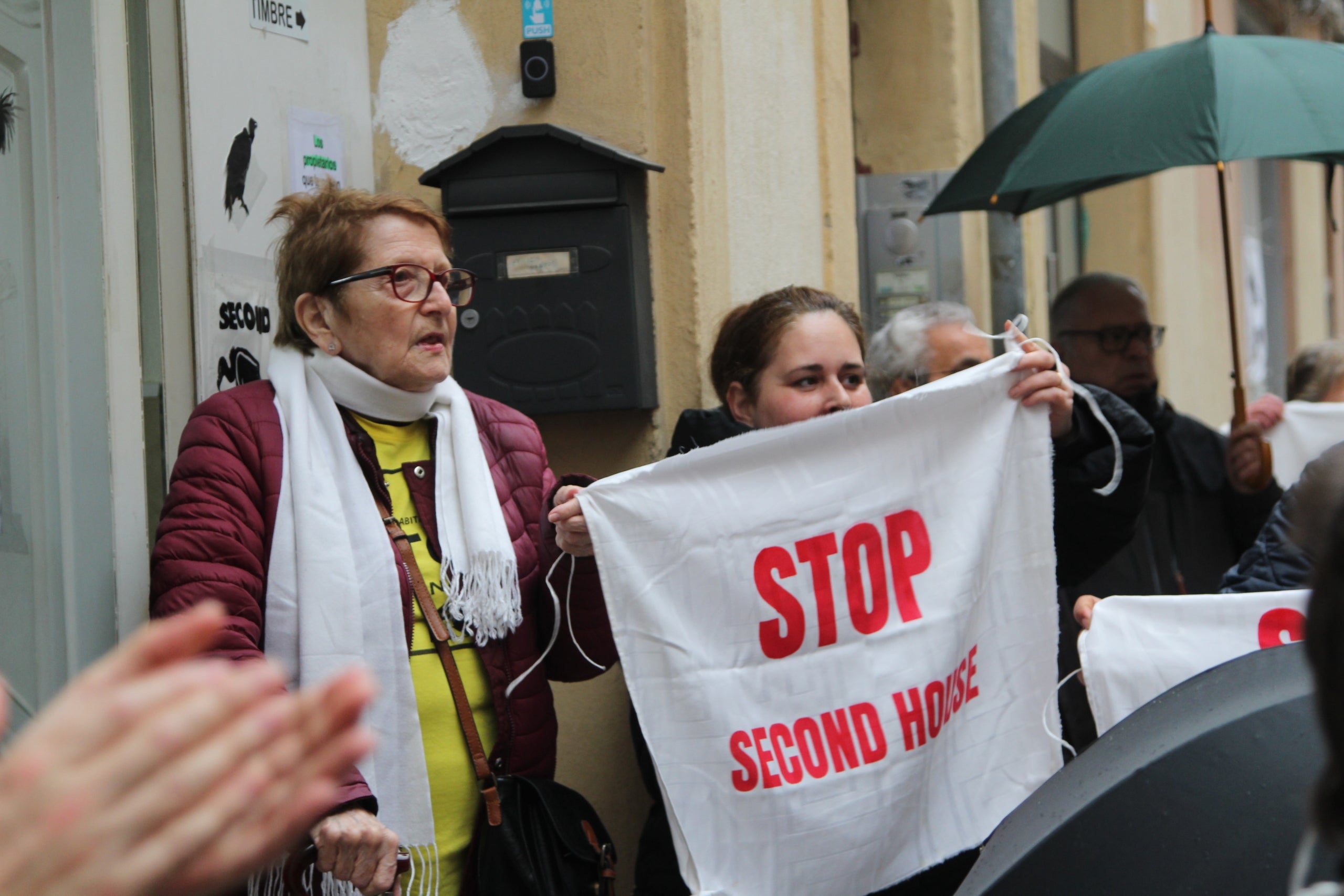 Veïns de tres edificis comprats per Second House es planten per evitar l'expulsió de llogaters / A.R.