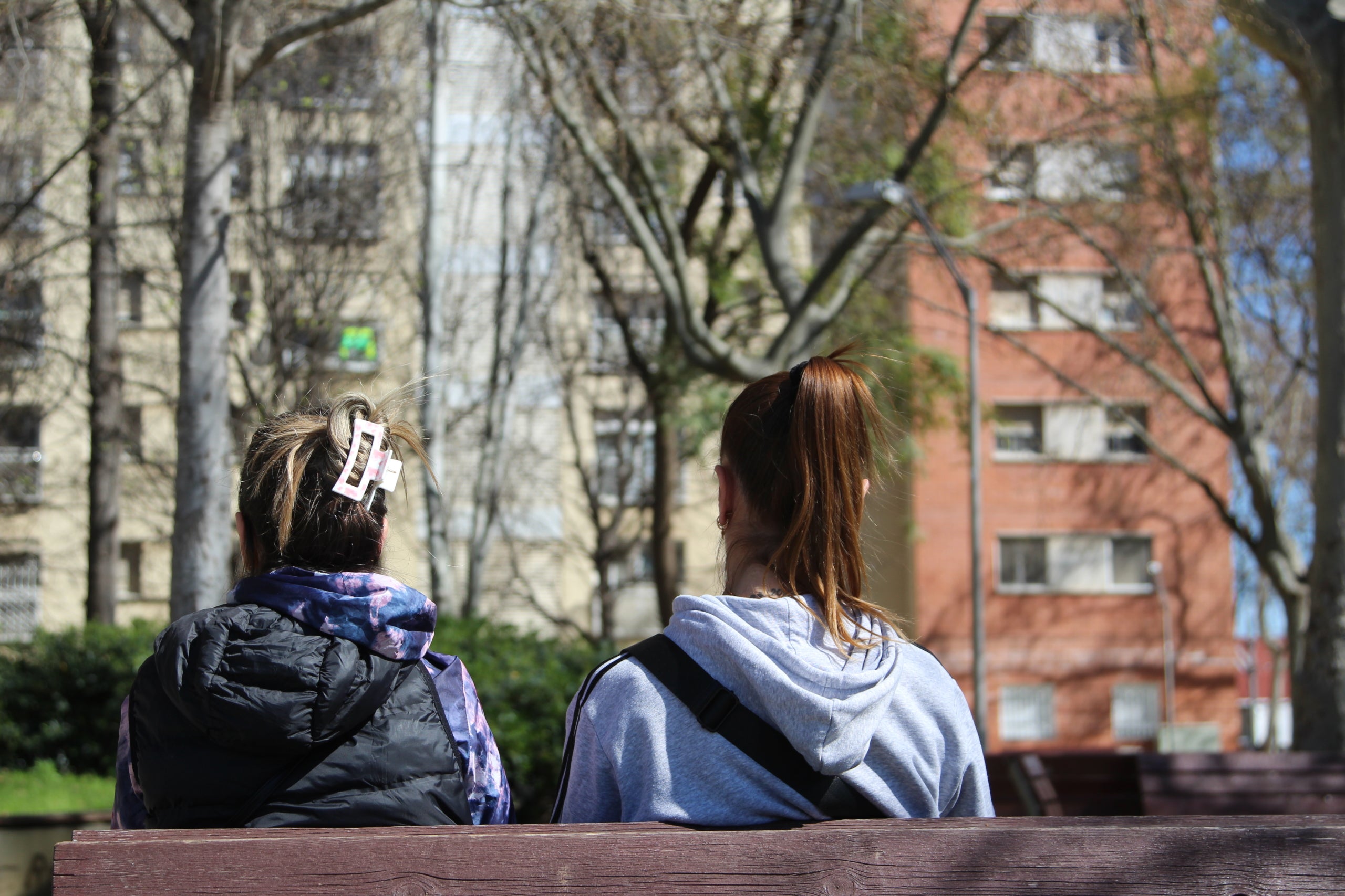 La Jenifer i la Nerea viuen des de fa almenys dos anys i mig en dos pisos propietat de l'Agència de l'Habitatge de Catalunya, que es nega a regularitzar la seva situació / A.R.