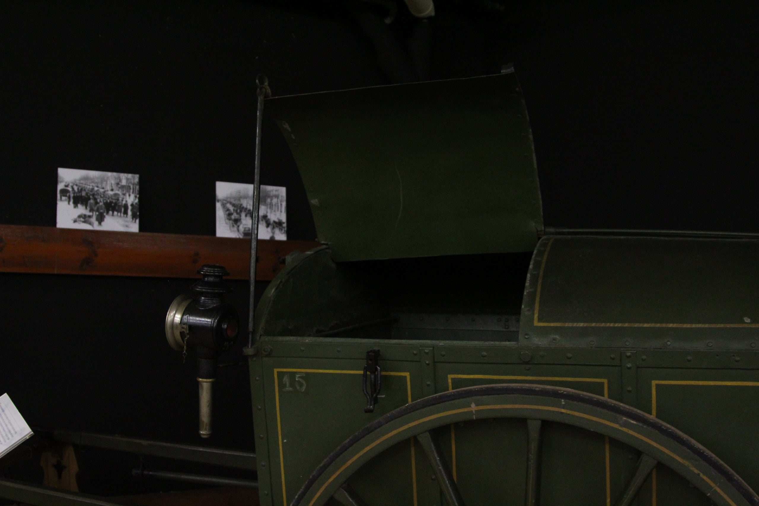 Algunes de les peces que formen part del Museu de Carruatges que FCC té a la Vall d'Hebron / A.R.