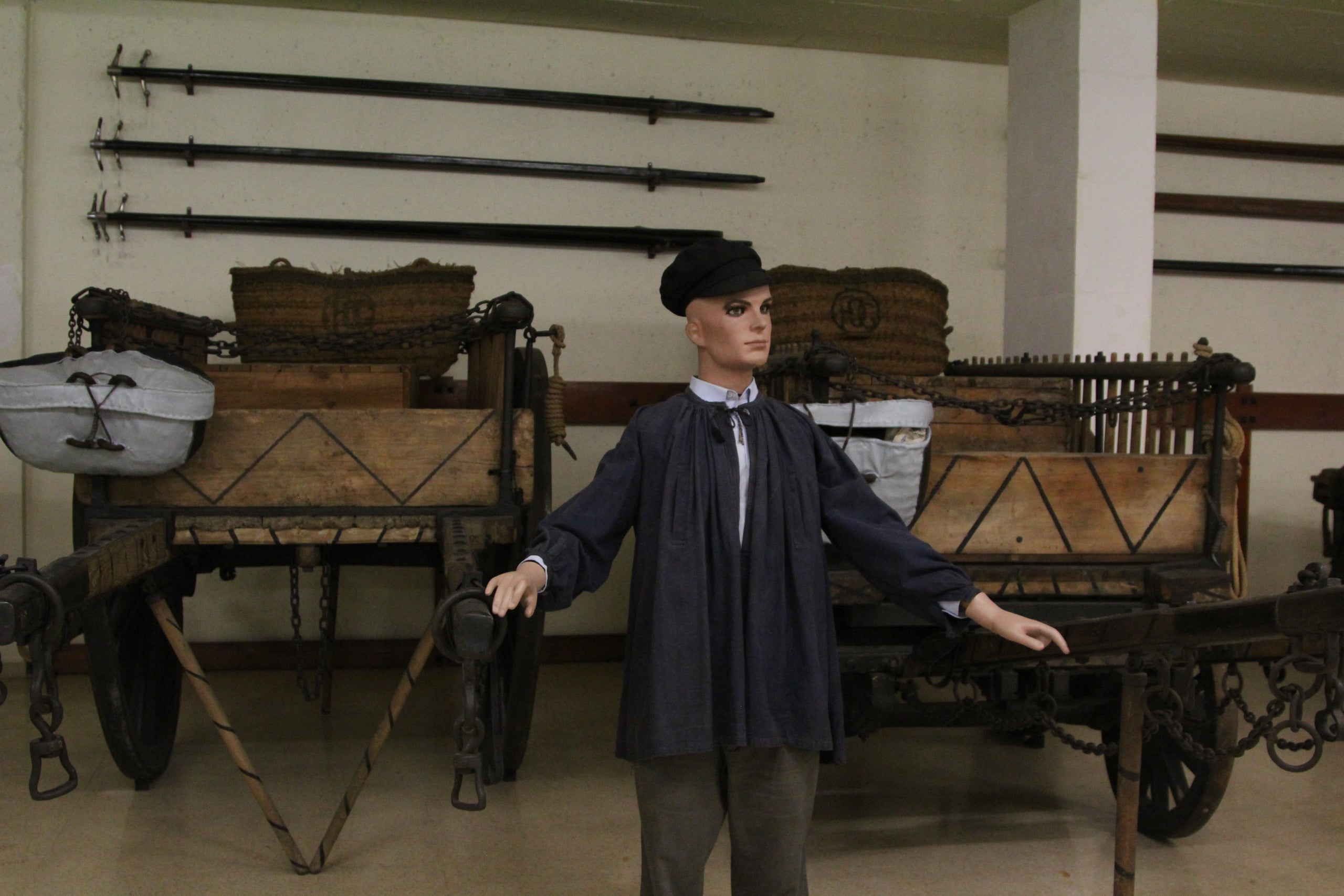 Algunes de les peces que formen part del Museu de Carruatges que FCC té a la Vall d'Hebron / A.R.