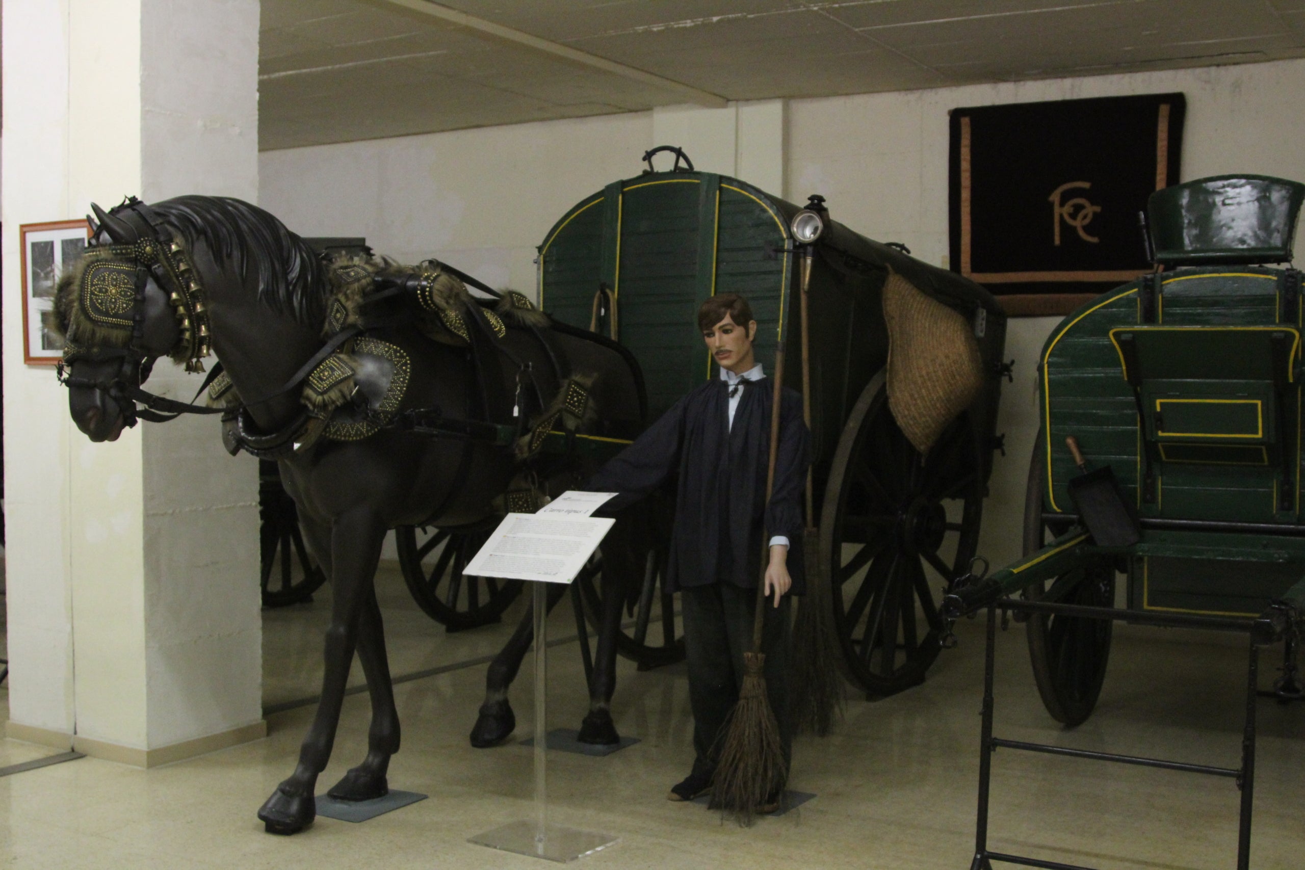 Algunes de les peces que formen part del Museu de Carruatges que FCC té a la Vall d'Hebron / A.R.