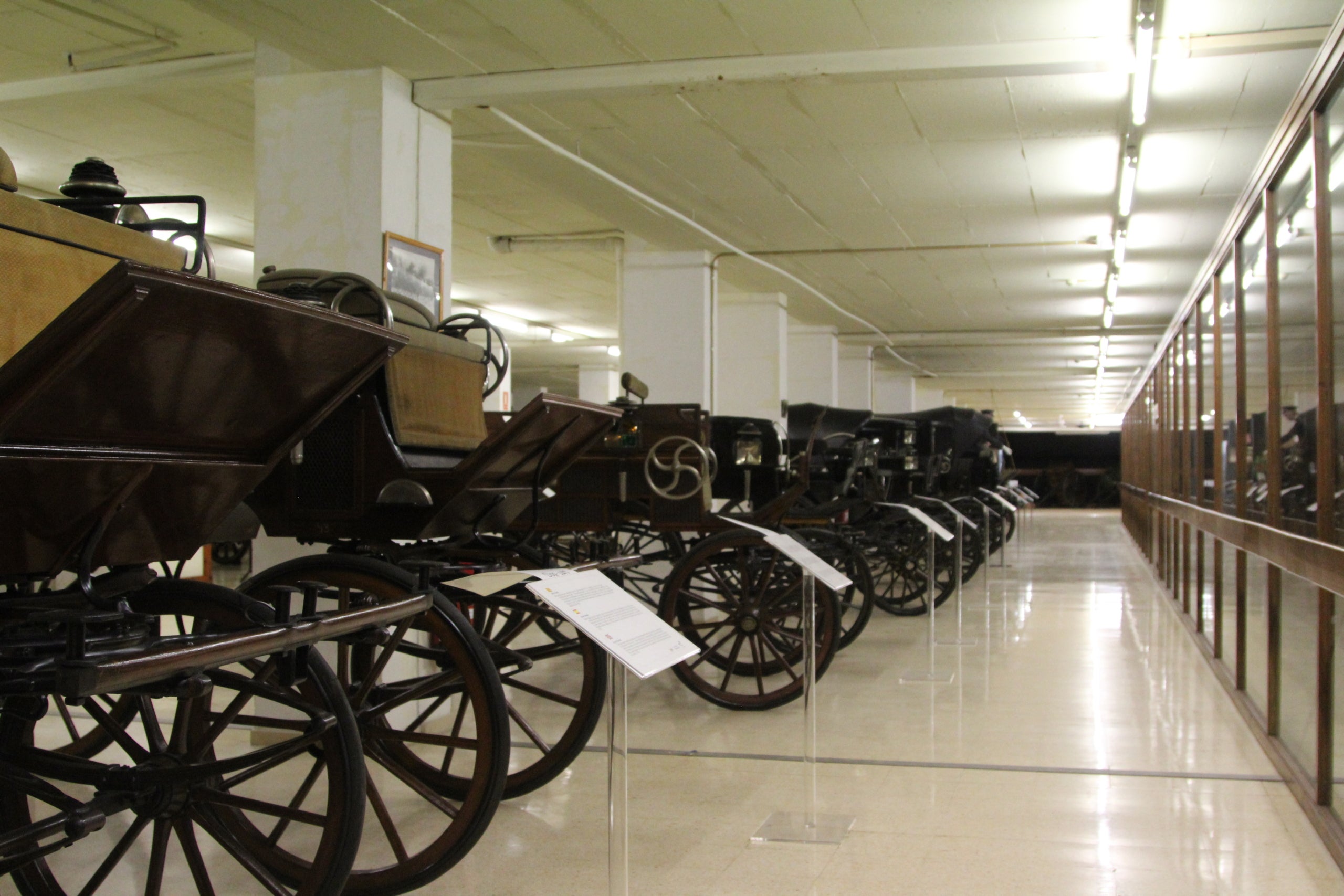Algunes de les peces que formen part del Museu de Carruatges que FCC té a la Vall d'Hebron / A.R.