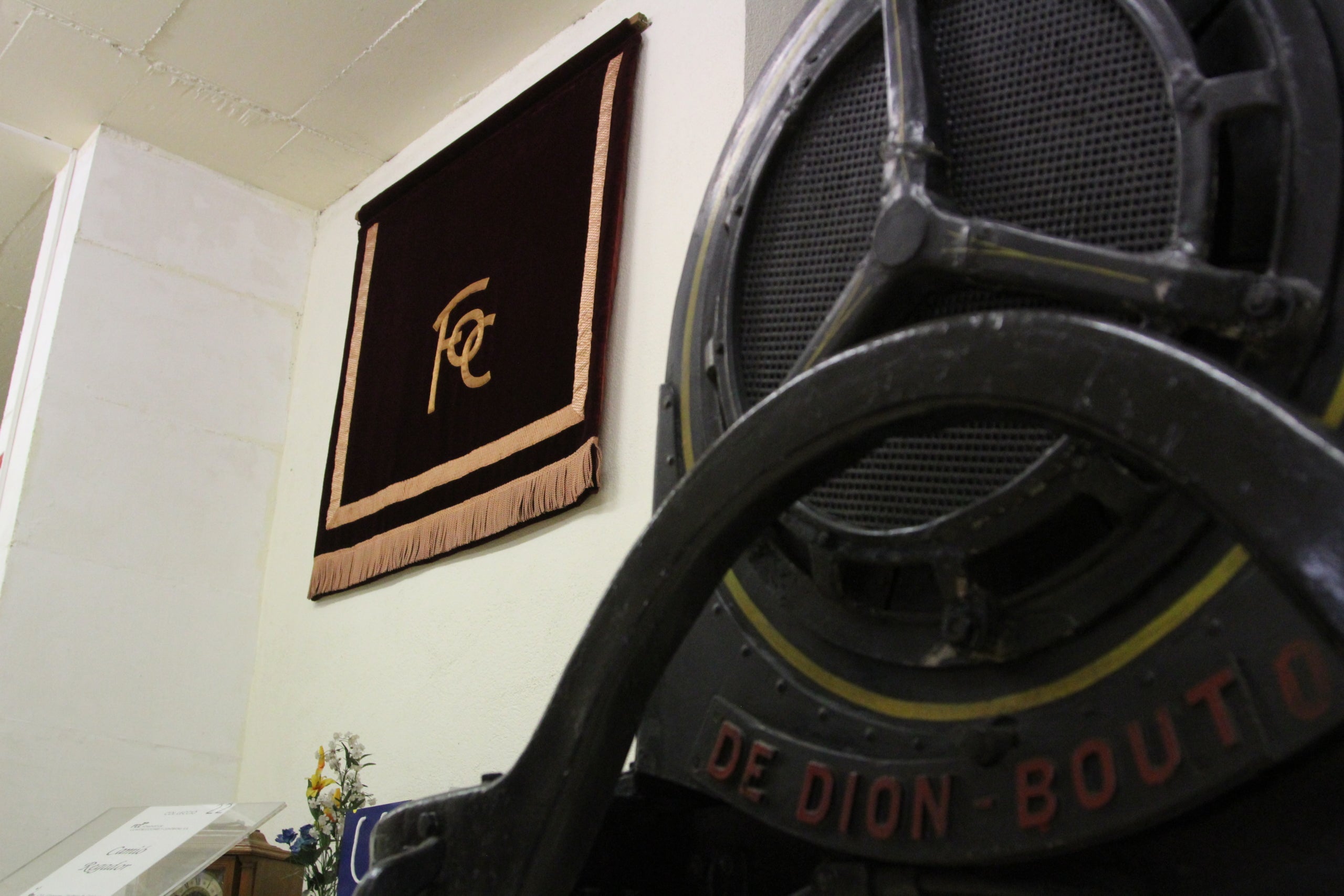 Algunes de les peces que formen part del Museu de Carruatges que FCC té a la Vall d'Hebron / A.R.