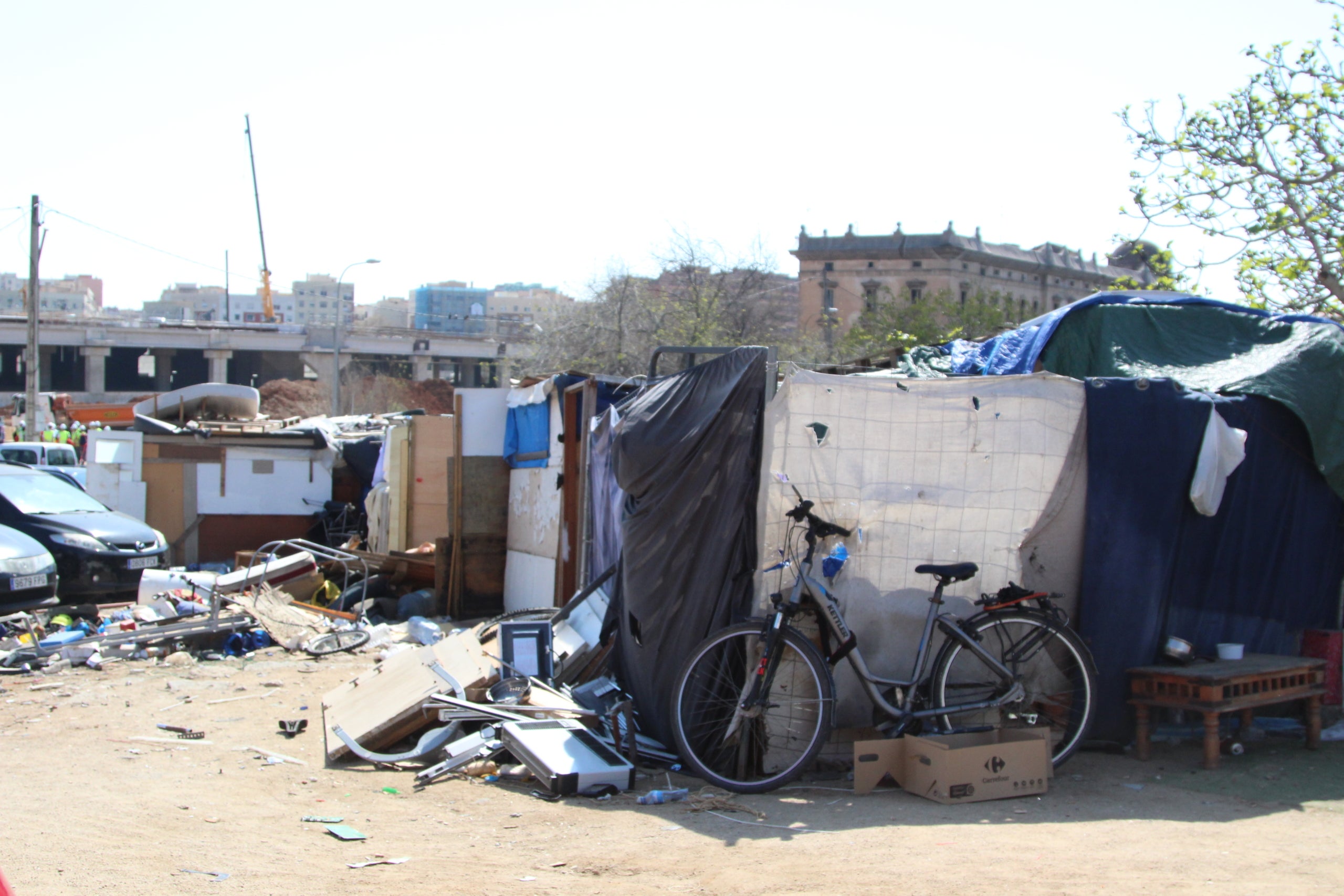 Algunes barraques de l'assentament que encara resisteix en terrenys d'Adif a tocar de l'antiga estació de mercaderies de la Sagrera / A.R.