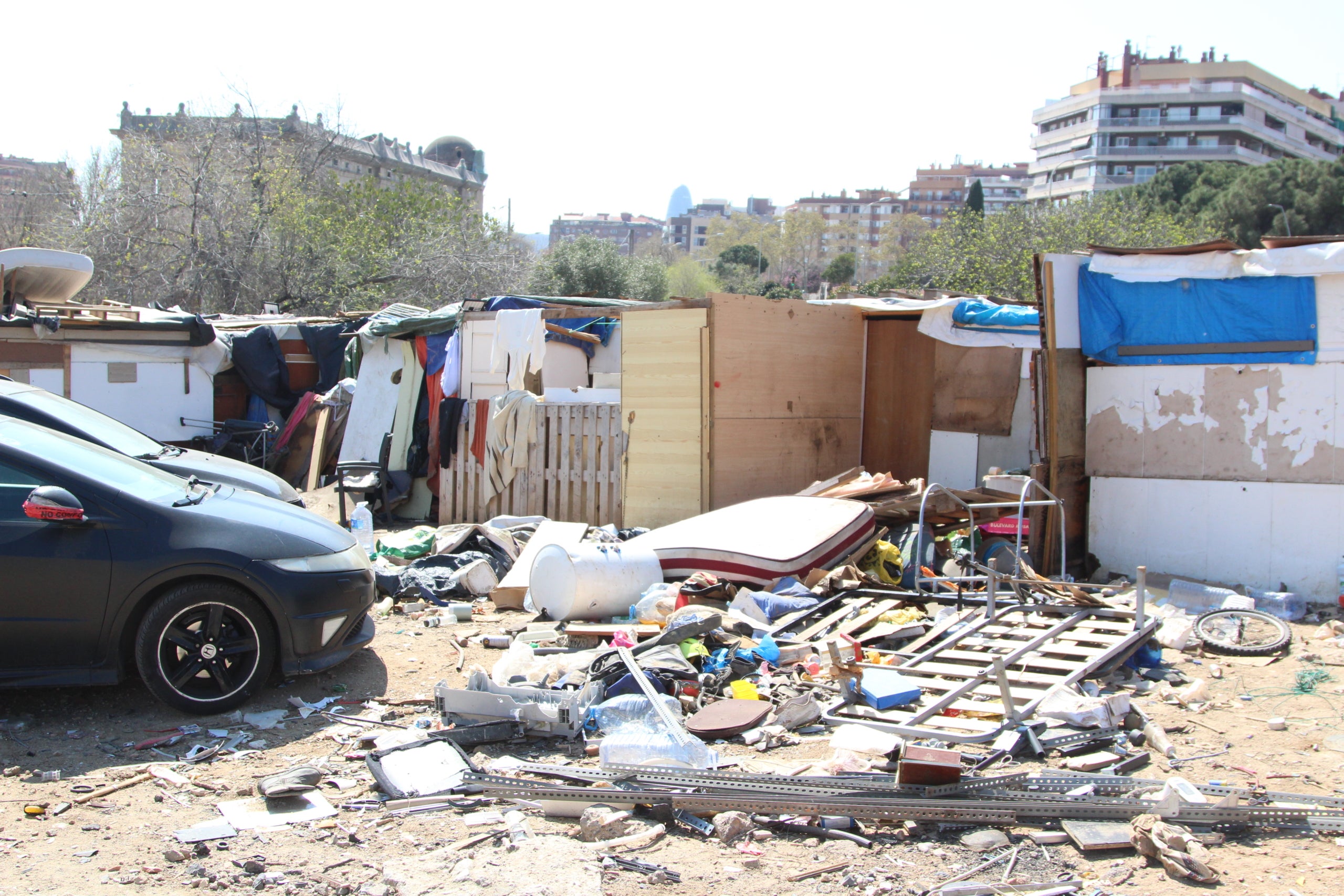 Algunes barraques de l'assentament que encara resisteix en terrenys d'Adif a tocar de l'antiga estació de mercaderies de la Sagrera / A.R.