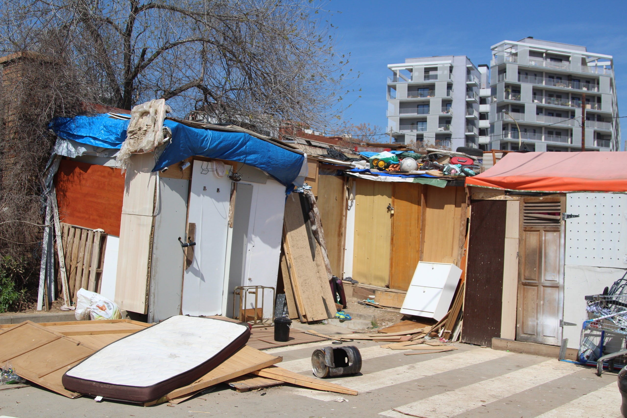 Algunes barraques de l'assentament que encara resisteix en terrenys d'Adif a tocar de l'antiga estació de mercaderies de la Sagrera / A.R.