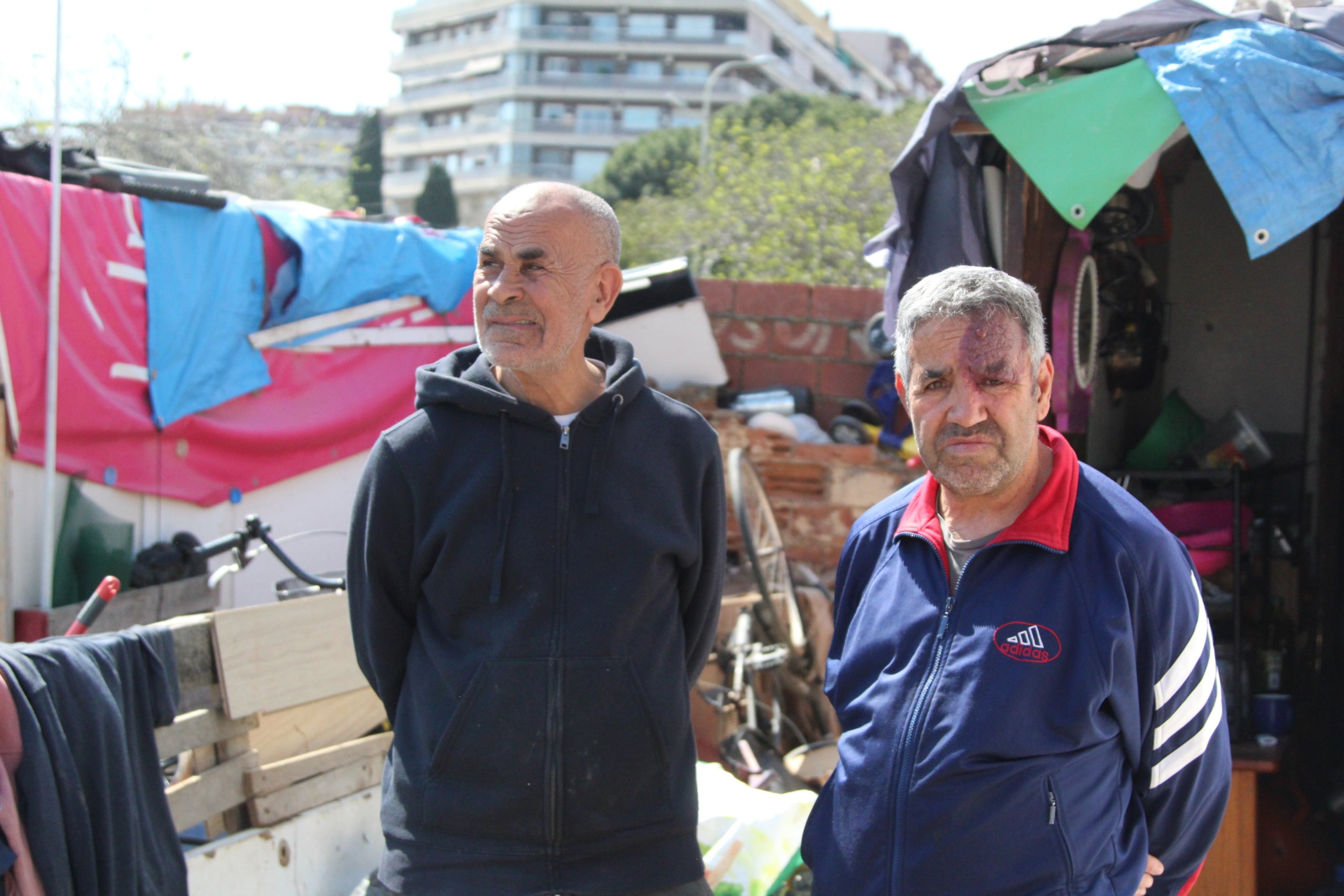 En Mohamed Essaghir i en Madani Jaghidal, dos dels habitants de l'assentament de barraques a tocar de l’antiga estació de mercaderies de la Sagrera / A.R.