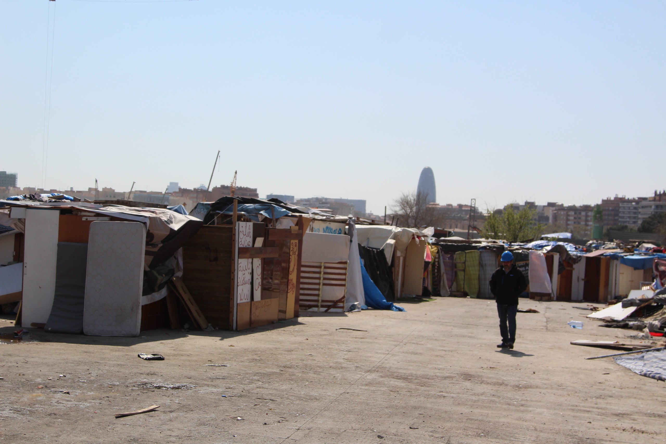 Les màquines ja estan arrasant amb les primeres barraques de l'assentament del pont del Treball desallotjat aquest dimecres / A.R.