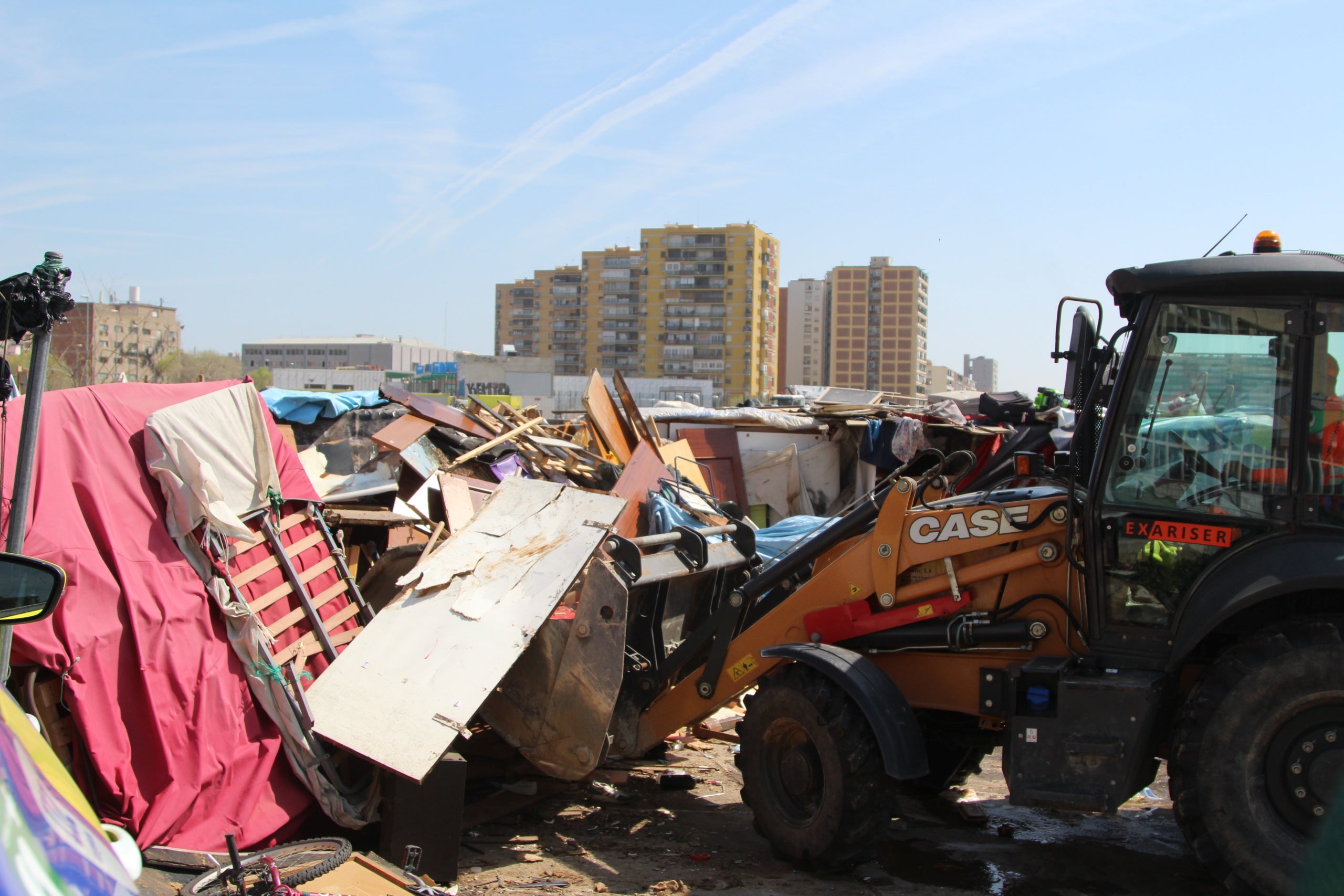 Les màquines ja estan arrasant amb les primeres barraques de l'assentament del pont del Treball desallotjat aquest dimecres / A.R.
