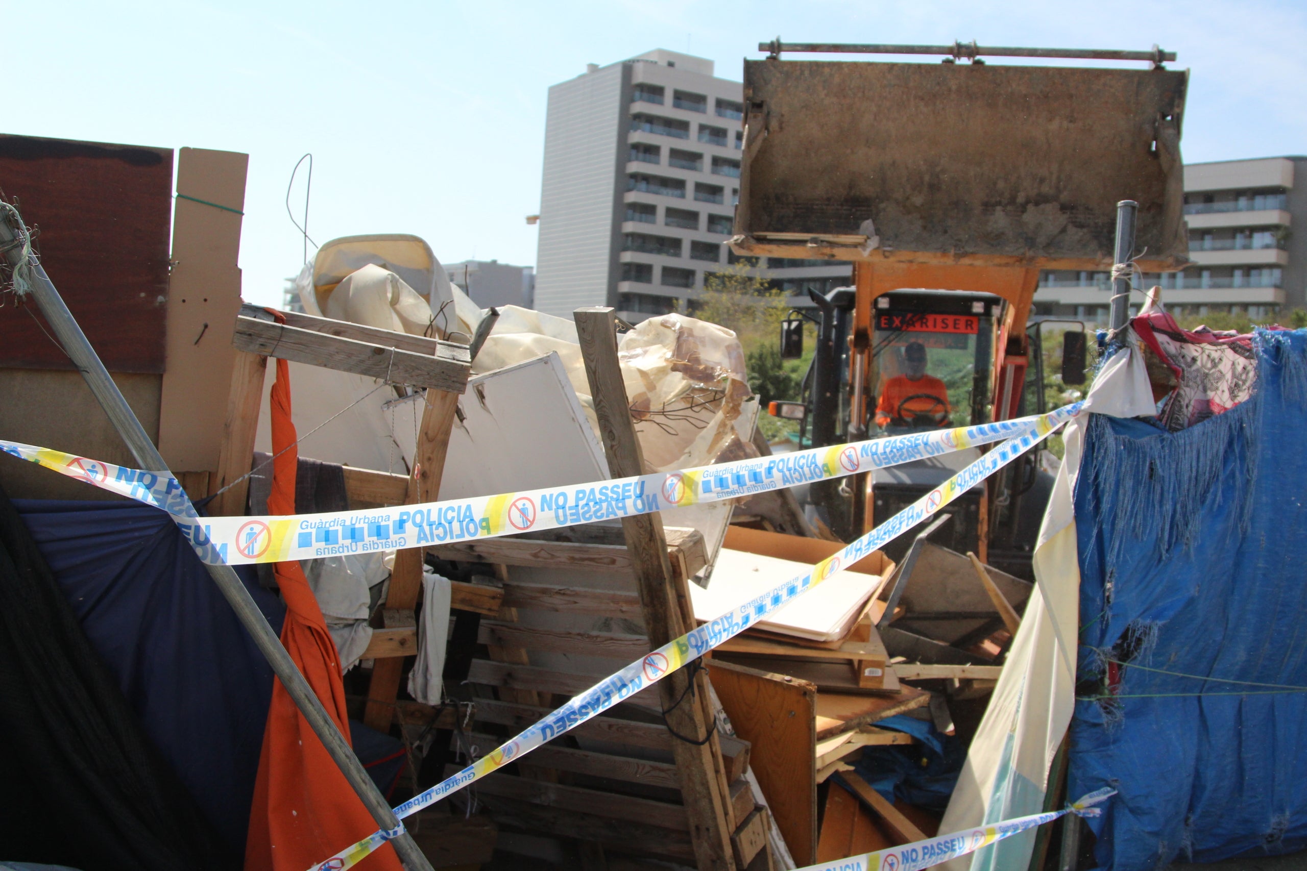 Les màquines ja estan arrasant amb les primeres barraques de l'assentament del pont del Treball desallotjat aquest dimecres / A.R.