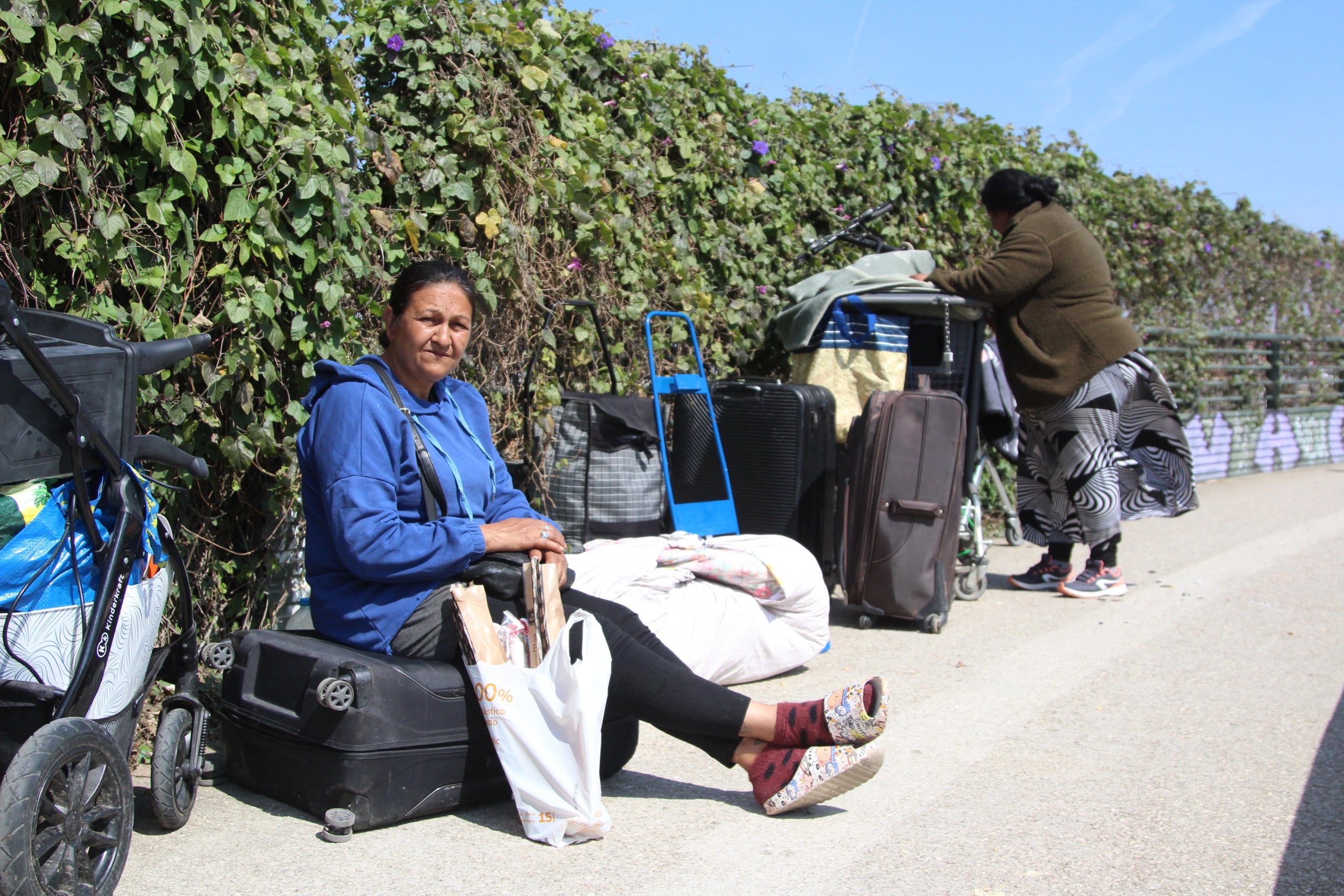 La Yonella i l'Erika, dues de les habitants de l'assentament de barraques del pont del Treball desallotjat aquest dimecres / A.R.