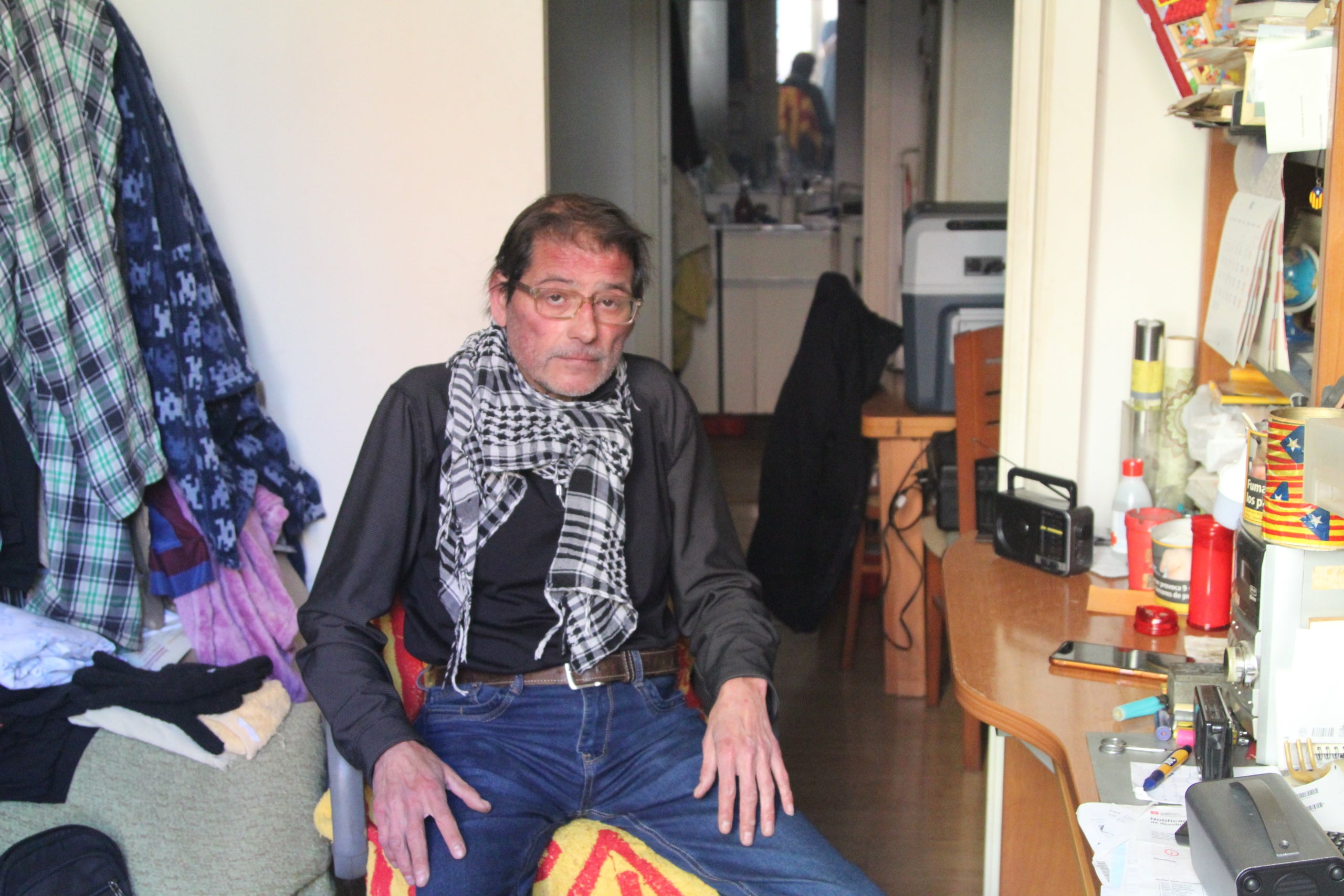 En Joan Josep Garcia fa vuit mesos que no té llum al pis que lloga des del 2022 al número 90 del carrer d'Olzinelles de Sants / A.R.