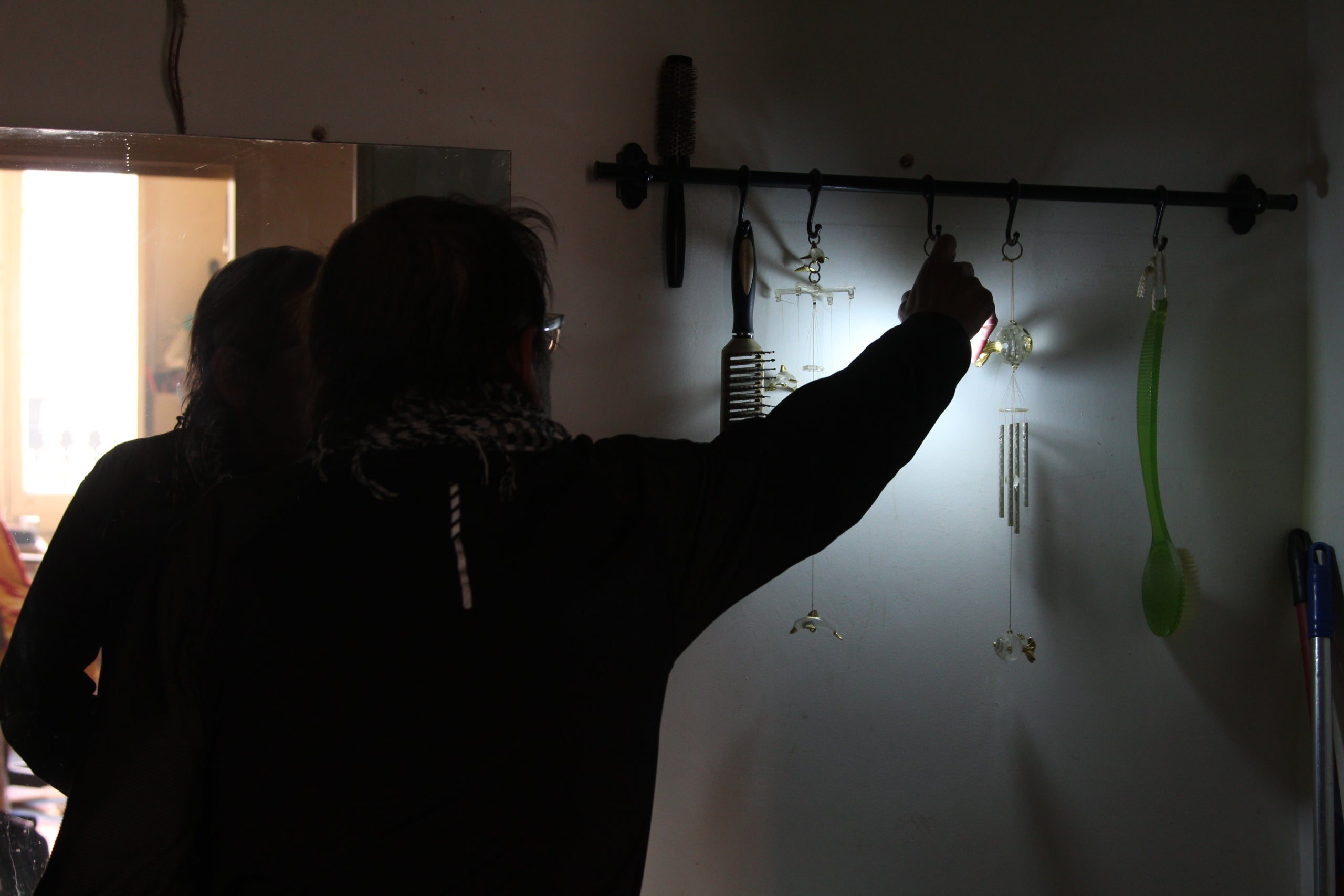 En Joan Josep Garcia fa vuit mesos que no té llum al pis que lloga des del 2022 al número 90 del carrer d'Olzinelles de Sants / A.R.