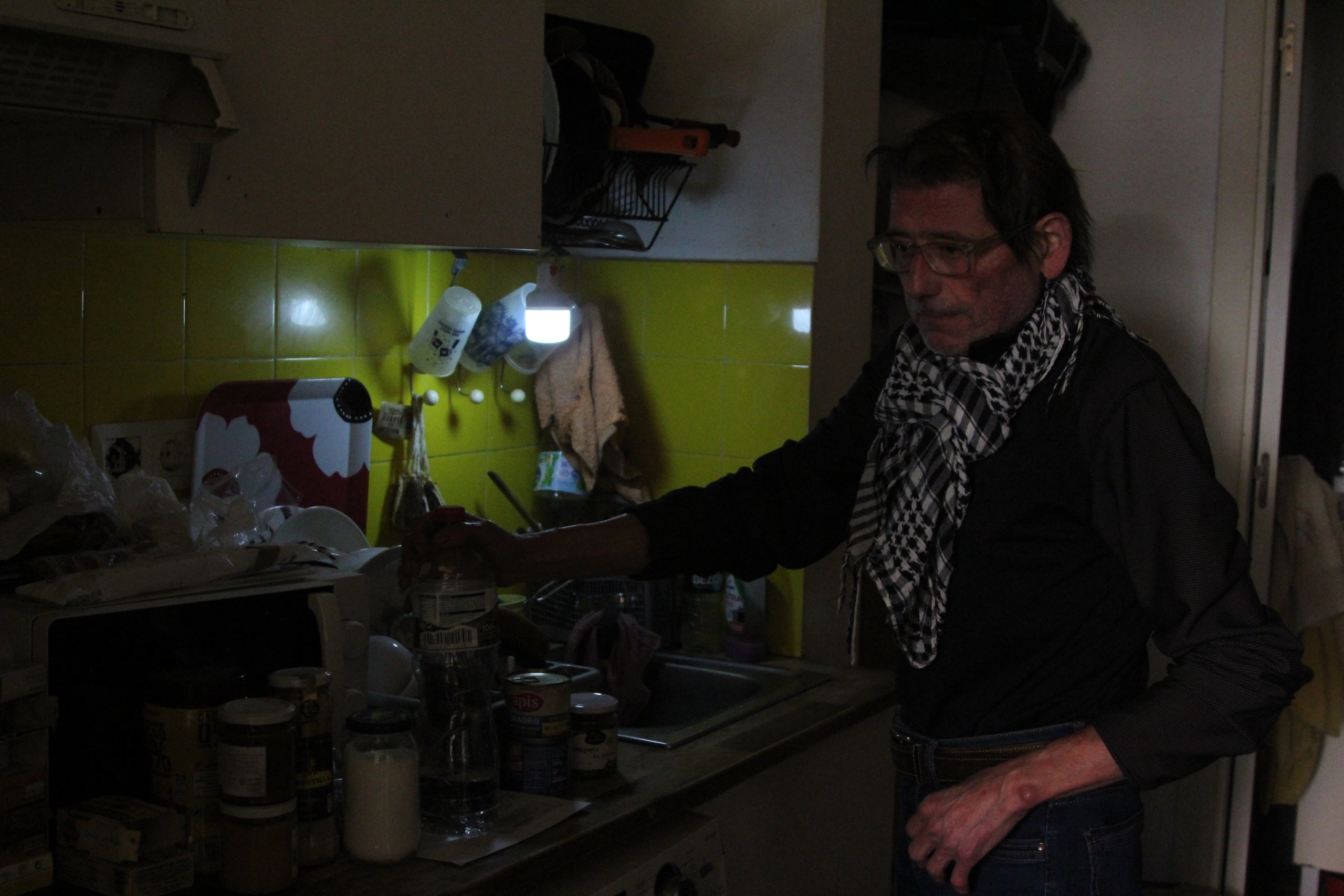 En Joan Josep Garcia fa vuit mesos que no té llum al pis que lloga des del 2022 al número 90 del carrer d'Olzinelles de Sants / A.R.