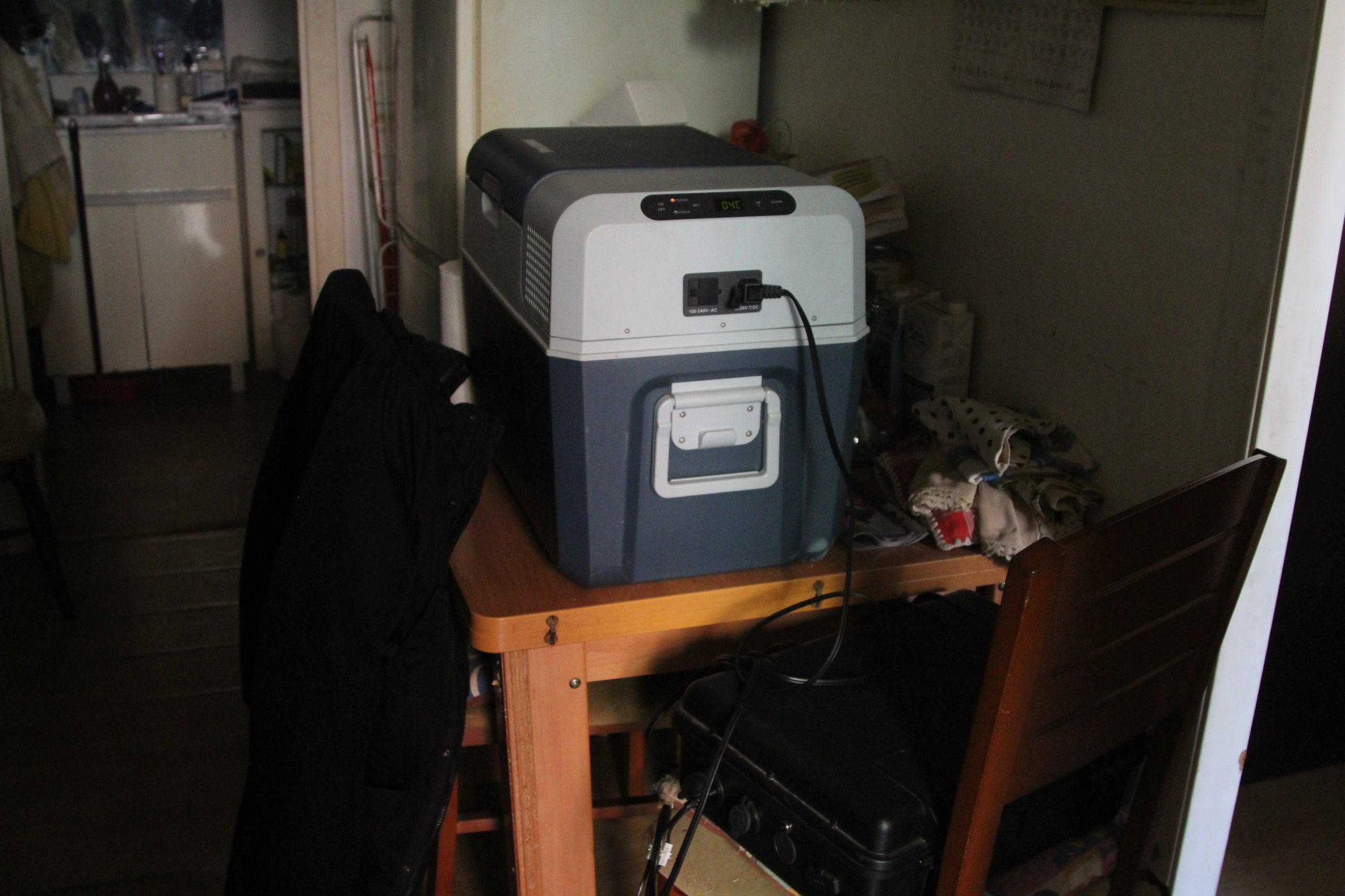 En Joan Josep Garcia fa vuit mesos que no té llum al pis que lloga des del 2022 al número 90 del carrer d'Olzinelles de Sants / A.R.