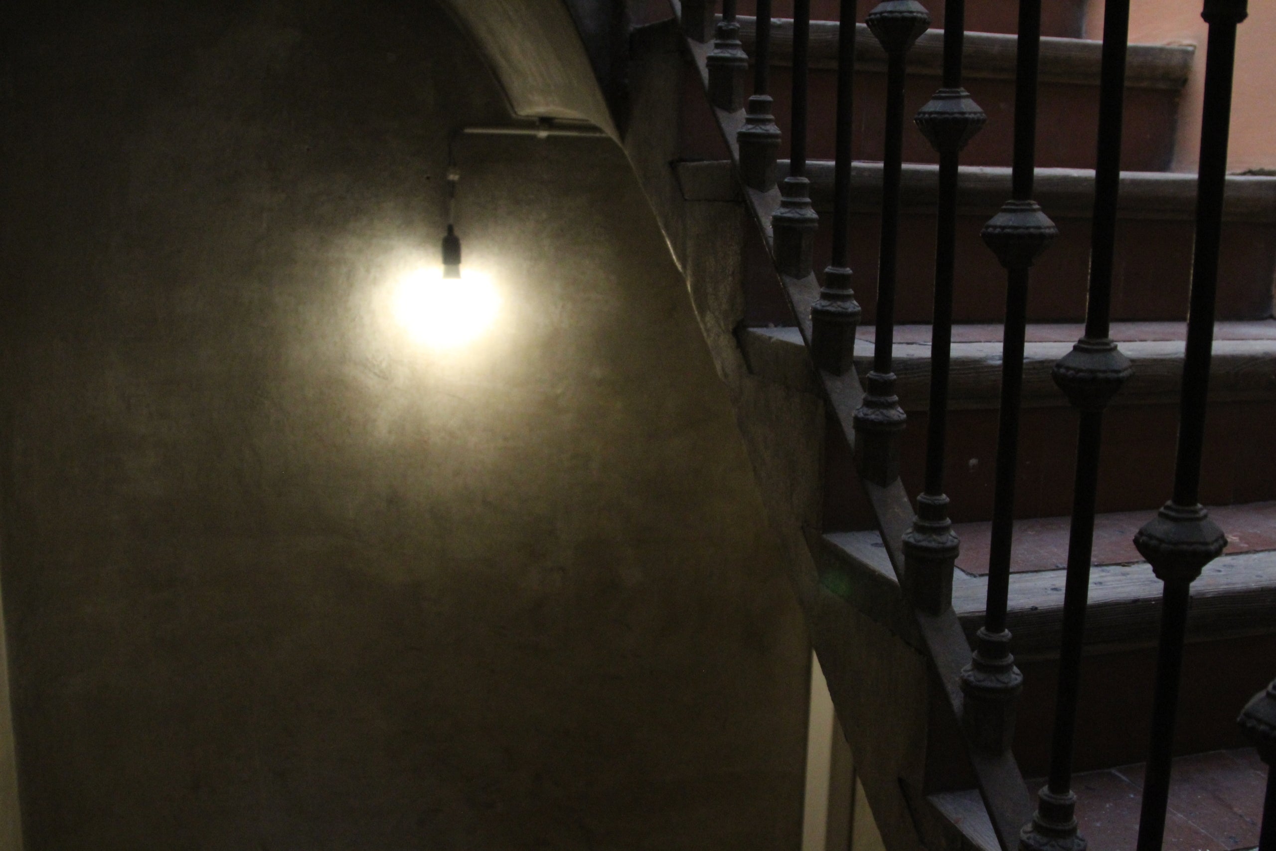 En Joan Josep Garcia fa vuit mesos que no té llum al pis que lloga des del 2022 al número 90 del carrer d'Olzinelles de Sants / A.R.