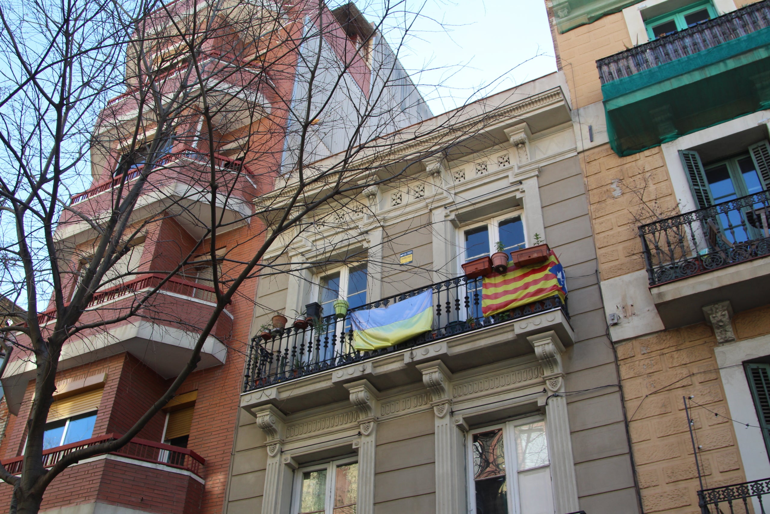 En Joan Josep Garcia fa vuit mesos que no té llum al pis que lloga des del 2022 al número 90 del carrer d'Olzinelles de Sants / A.R.