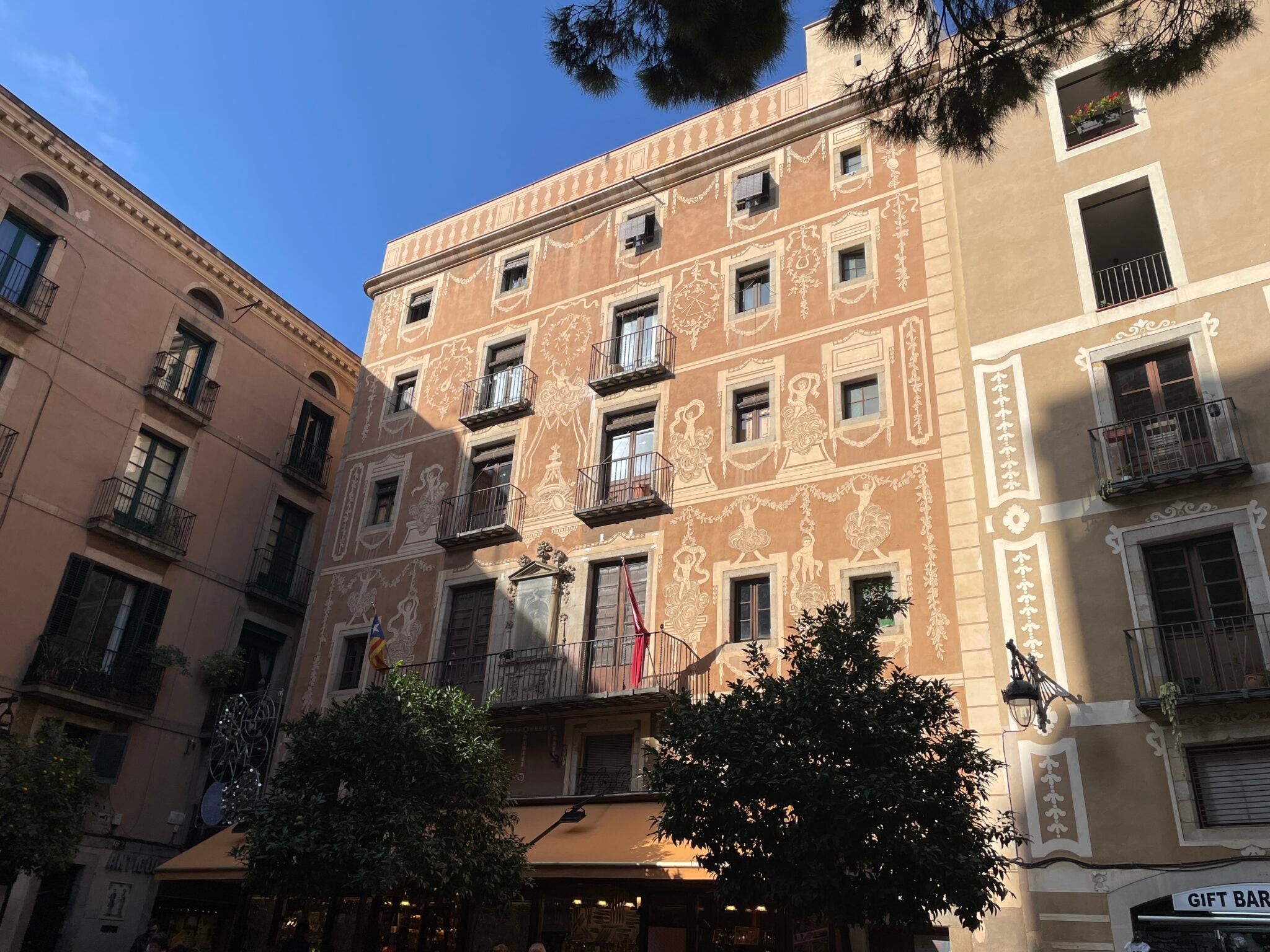 L'edifici de la Casa Gremial, ubicada al número 3 de la plaça del Pi, seu de l'Associació Antic Gremi Revenedors 1447 / Associació Antic Gremi Revenedors 1447