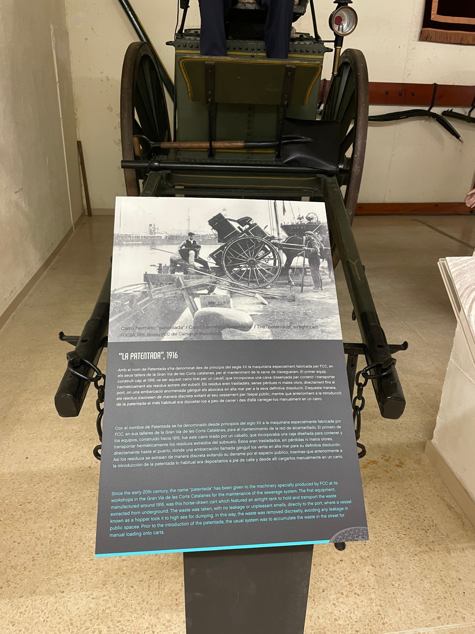 Algunes de les peces que formen part del Museu de Carruatges que FCC té a la Vall d'Hebron / A.R.