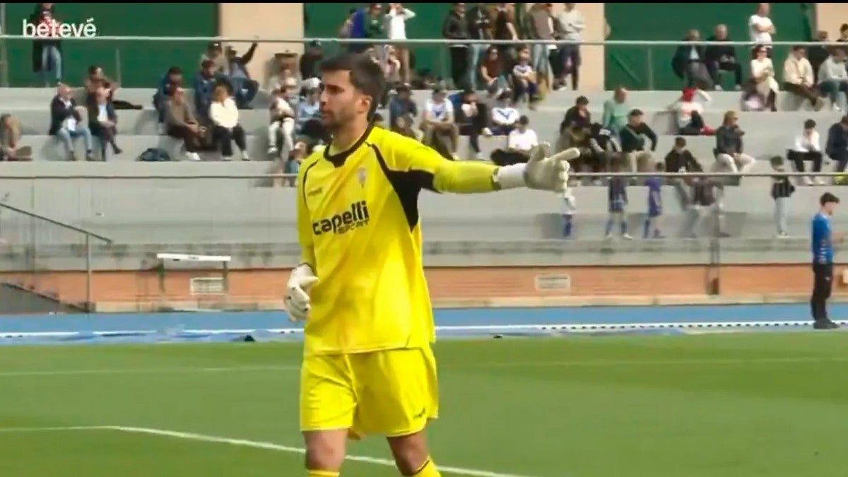 El porter de l'Algesires, encarant-se a l'afició de l'Europa / betevé