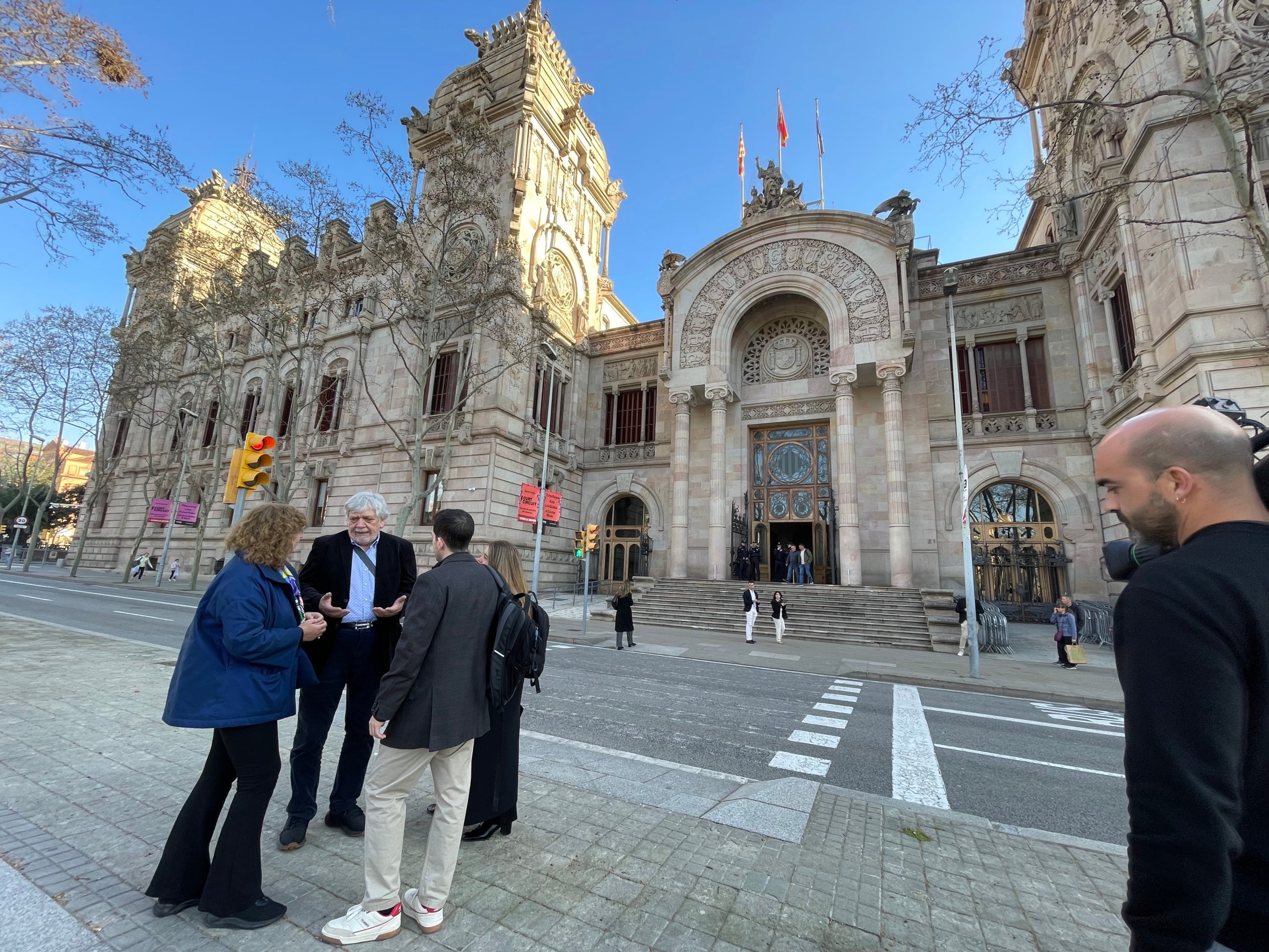 El ciutadà flamenc a l'entrada del Palau de Justícia on avui ha mantingut l'acusació contra dos guàrdies civils que l'haurien humiliat per parlar català a l'aeroport del Prat/Quico Sallés
