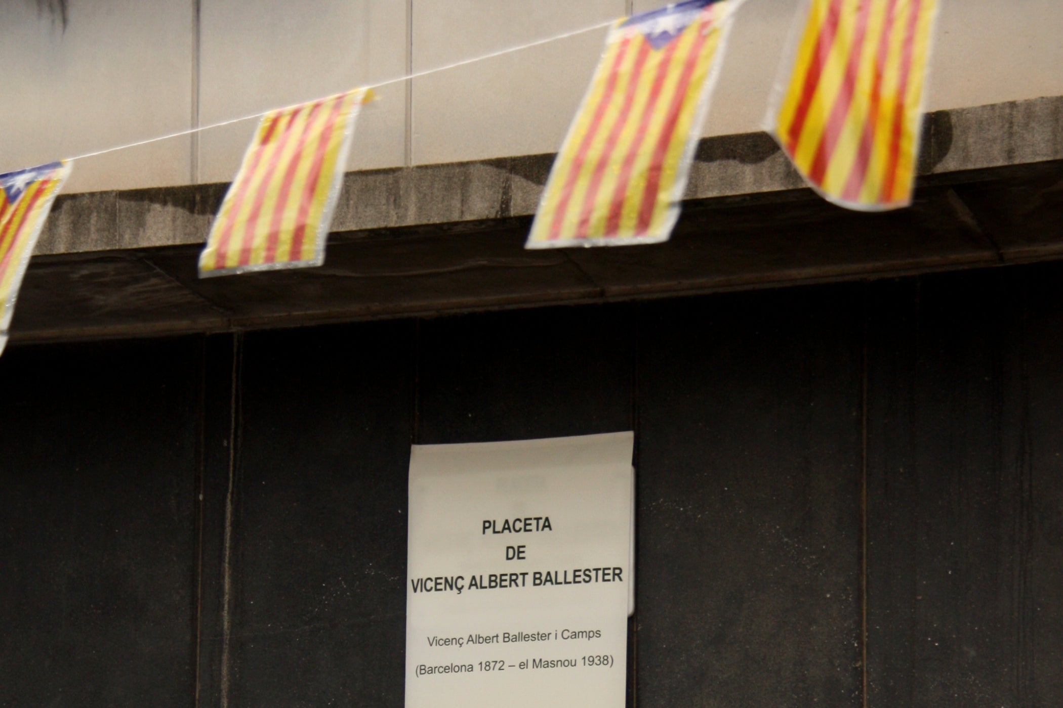 Una pancarta recorda la figura de Vicenç Albert Ballester / ACN