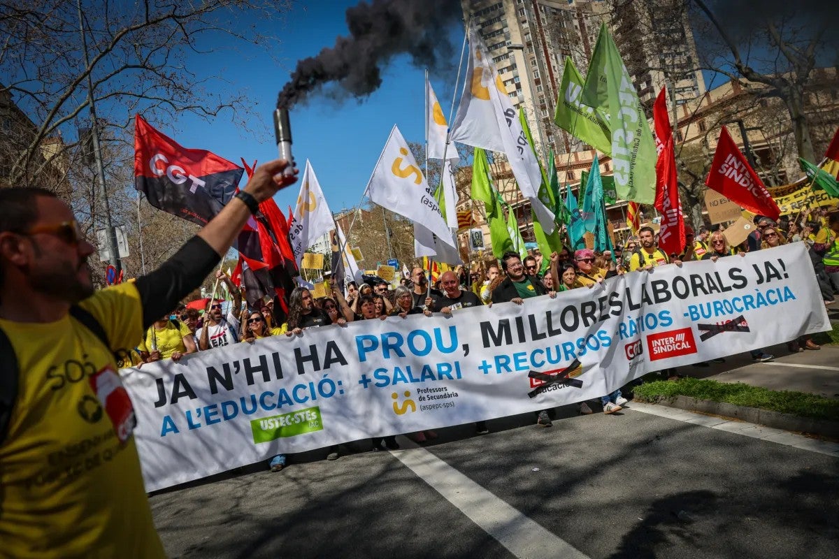 Capçalera de la manifestació del sector educatiu a Barcelona, sota el lema 'Ja n'hi ha prou, millores laborals ja! /  ACN