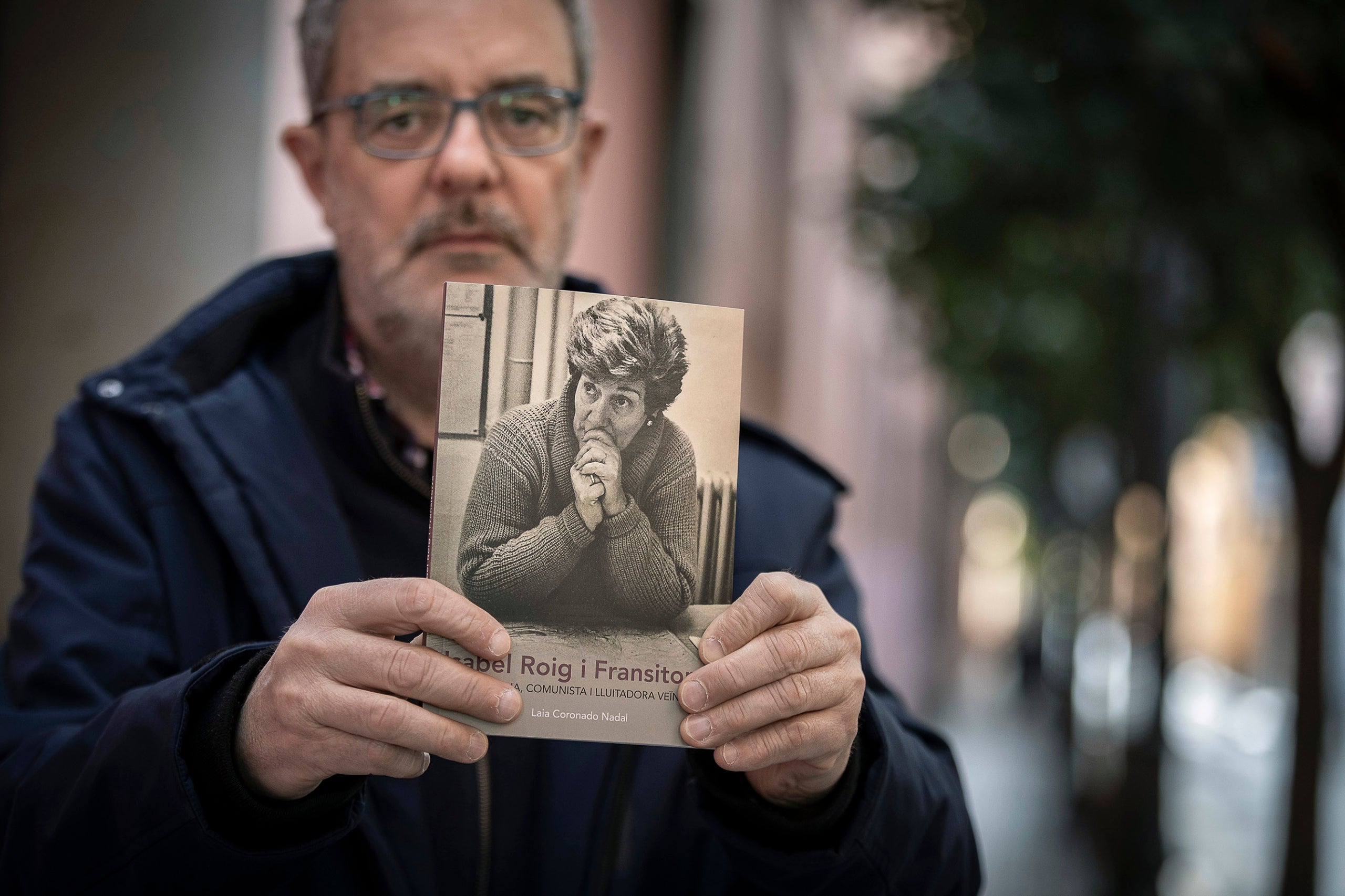 Pau Vinyes, amb la portada del llbre sobre la seva mare, l'Isabel Roig / Jordi Play