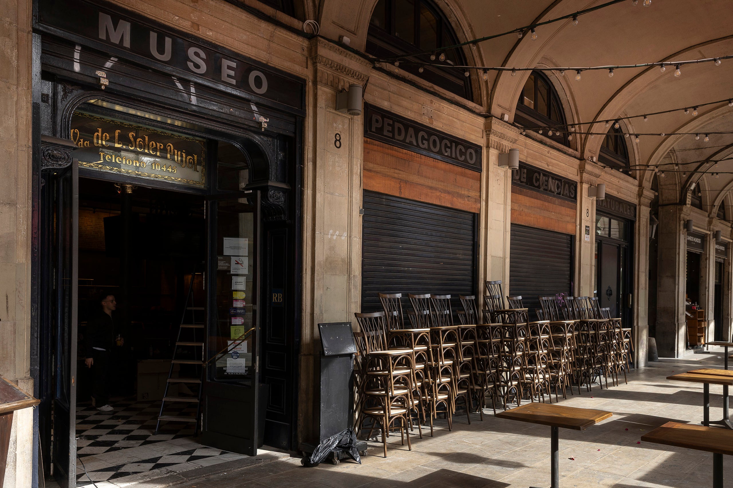 L'hamburgueseria que obre a l'antic local del taxidermista de la plaça Reial, aquest dimecres / Jordi Play