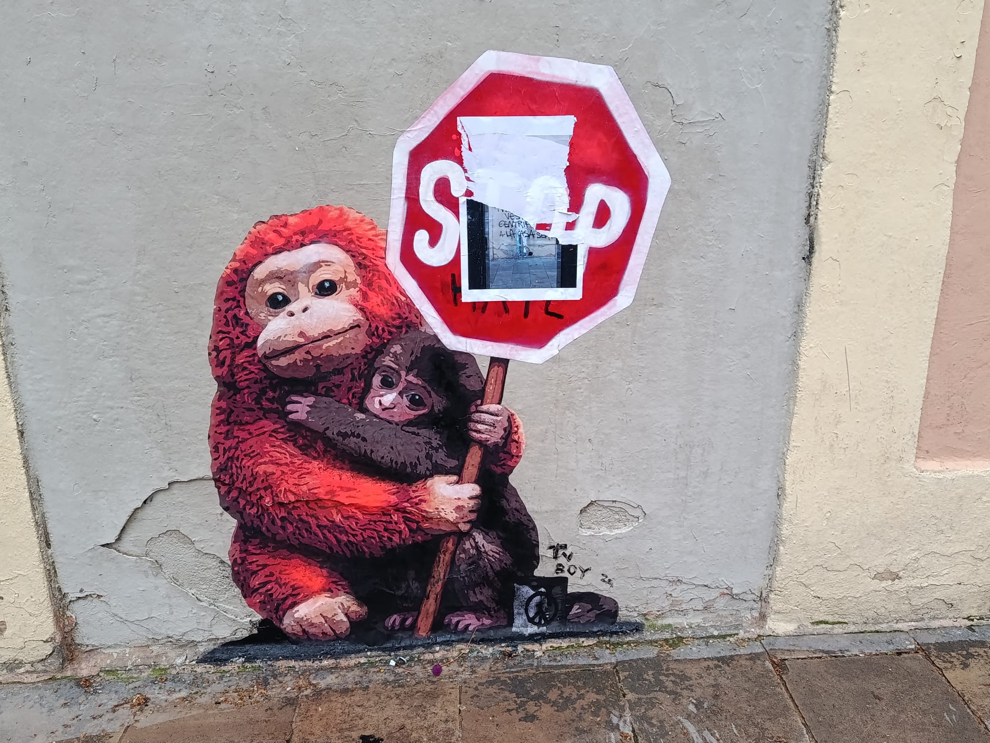 El mural de TVBoy, amb el mico 'Punch' vandalitzat a la Vila de Gràcia / Jordi Subirana