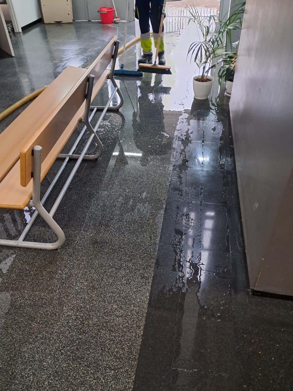 L'institut Joan Brossa d'Horta - Guinardó ha patit recentment dues inundacions d'aigües fecals que van obligar a evacuar el centre / Cedides