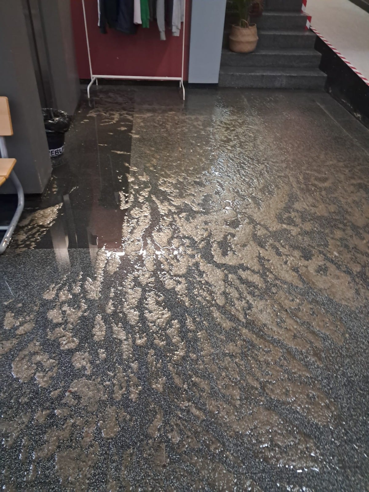 L'institut Joan Brossa d'Horta - Guinardó ha patit recentment dues inundacions d'aigües fecals que van obligar a evacuar el centre / Cedides