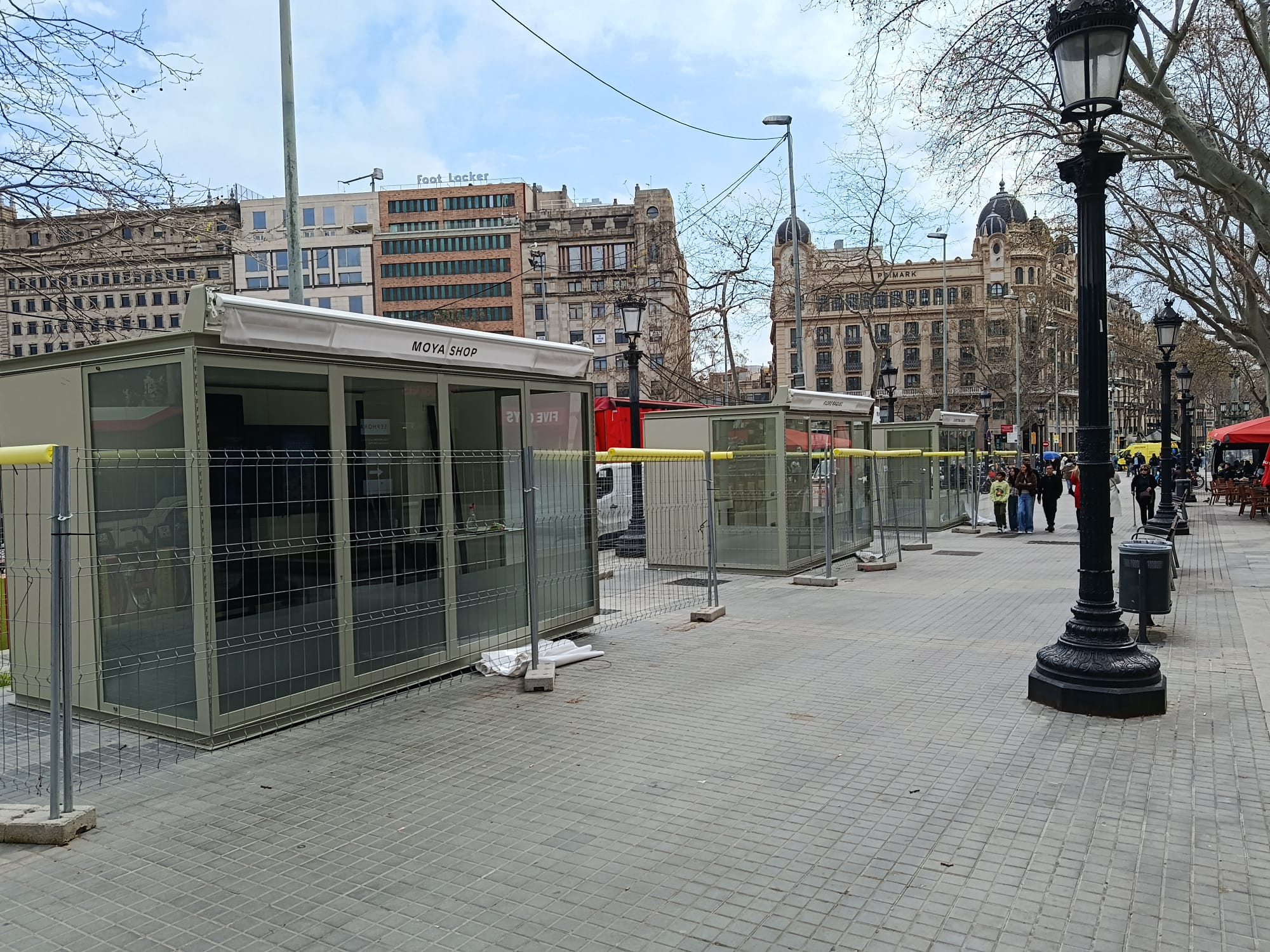 Les parades de les floristes de la Rambla, a la plaça de Catalunya, abans del trasllat / Jordi Subirana