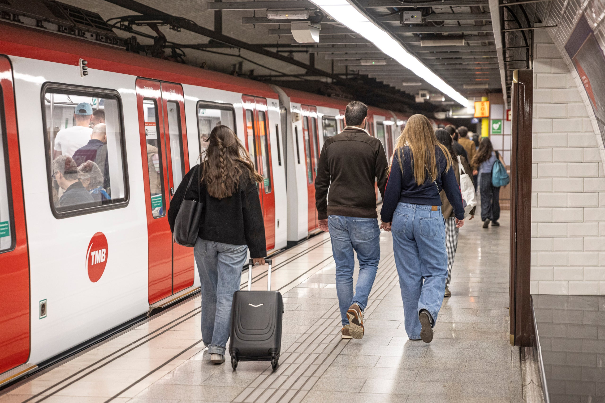 Gent passant per una andana del metro de Barcelona | Jordi Borràs (ACN)