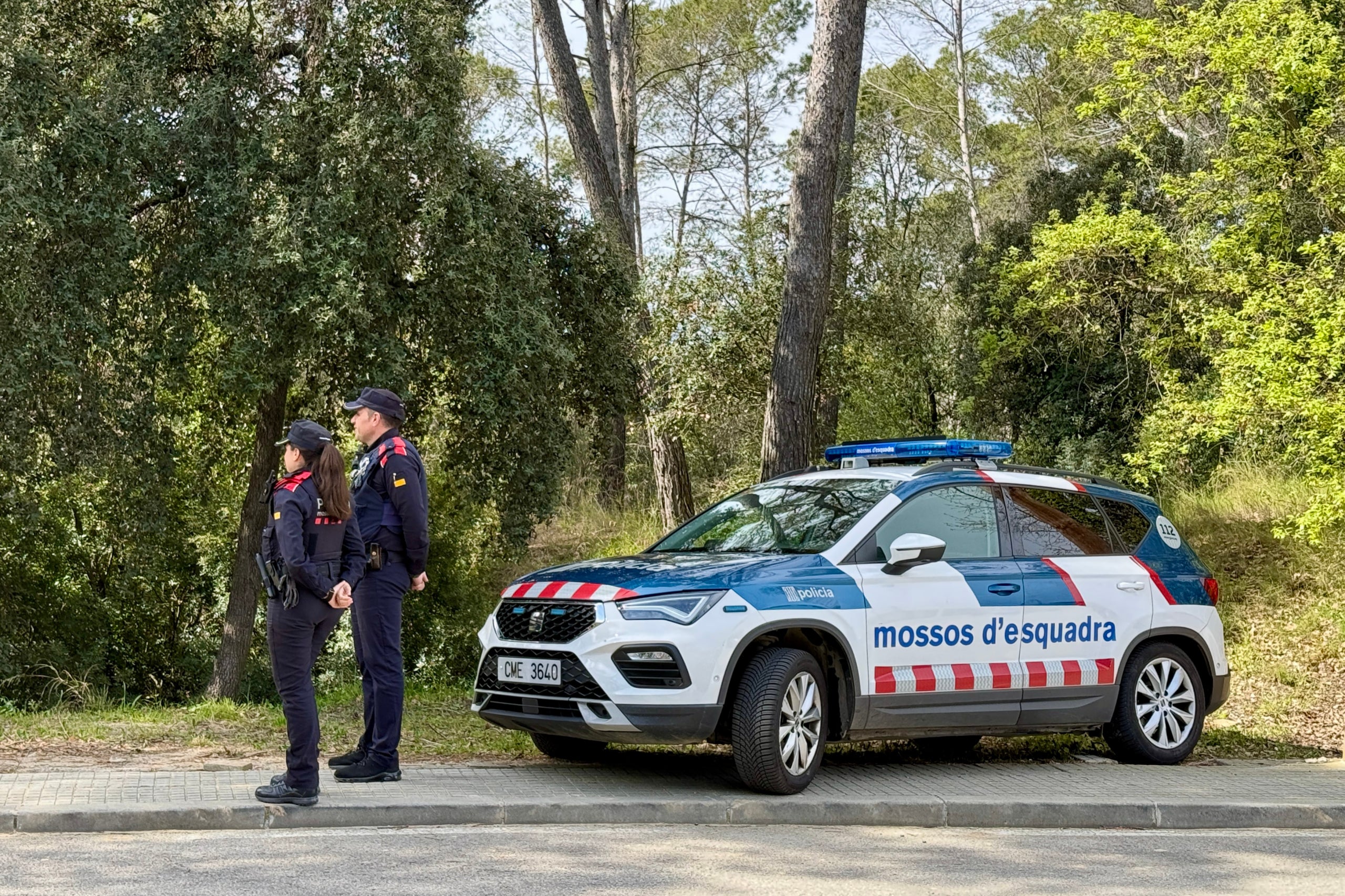 Una patrulla dels Mossos d'Esquadra controla un dels accessos a Collserola pel brot de la pesta porcina africana / Jordi Pujolar (ACN)