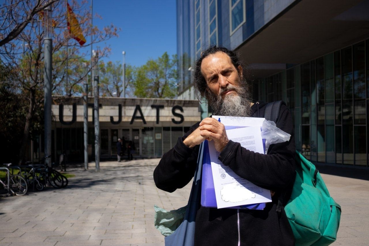 En Tàdgh, músic i únic gaiter de carrer de Barcelona, ha presentat una denúncia contra el BBVA per gestió il·legal del terreny on té casa seva / Miguel Beuve (Cedida)