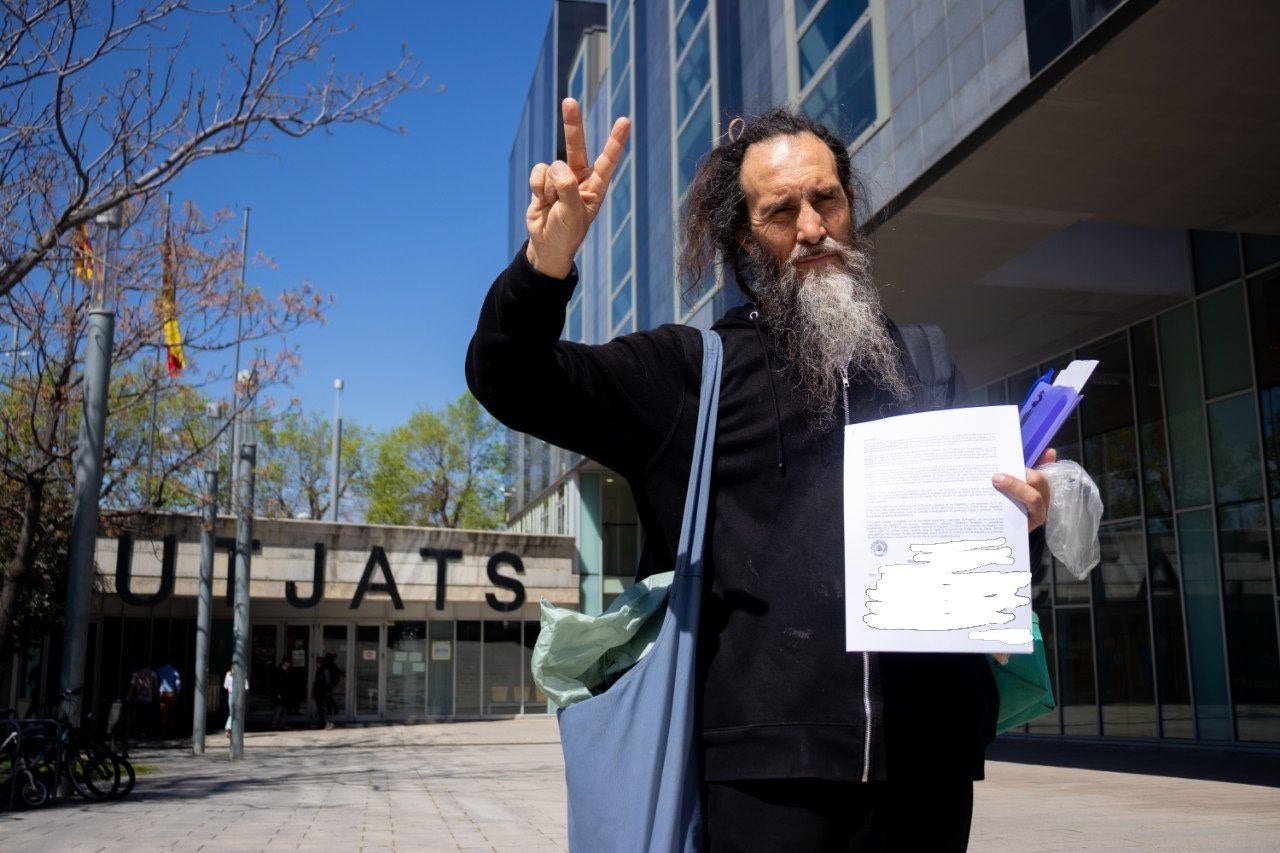 En Tàdgh, músic i únic gaiter de carrer de Barcelona, ha presentat una denúncia contra el BBVA per gestió il·legal del terreny on té casa seva / Miguel Beuve (Cedida)