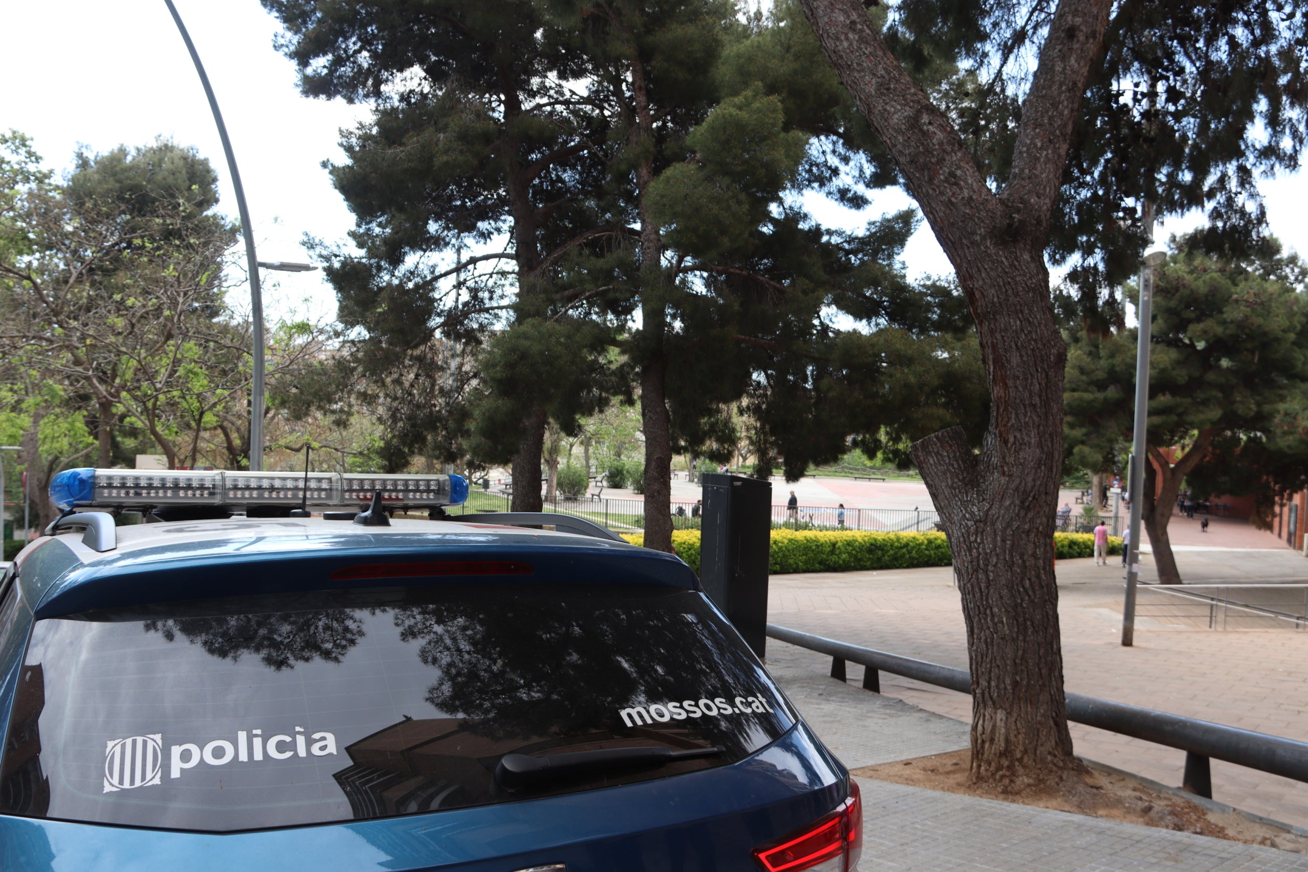 Un cotxe de Mossos d'Esquadra prop de la plaça de Meguidó, a on es van produir els fets / ACN
